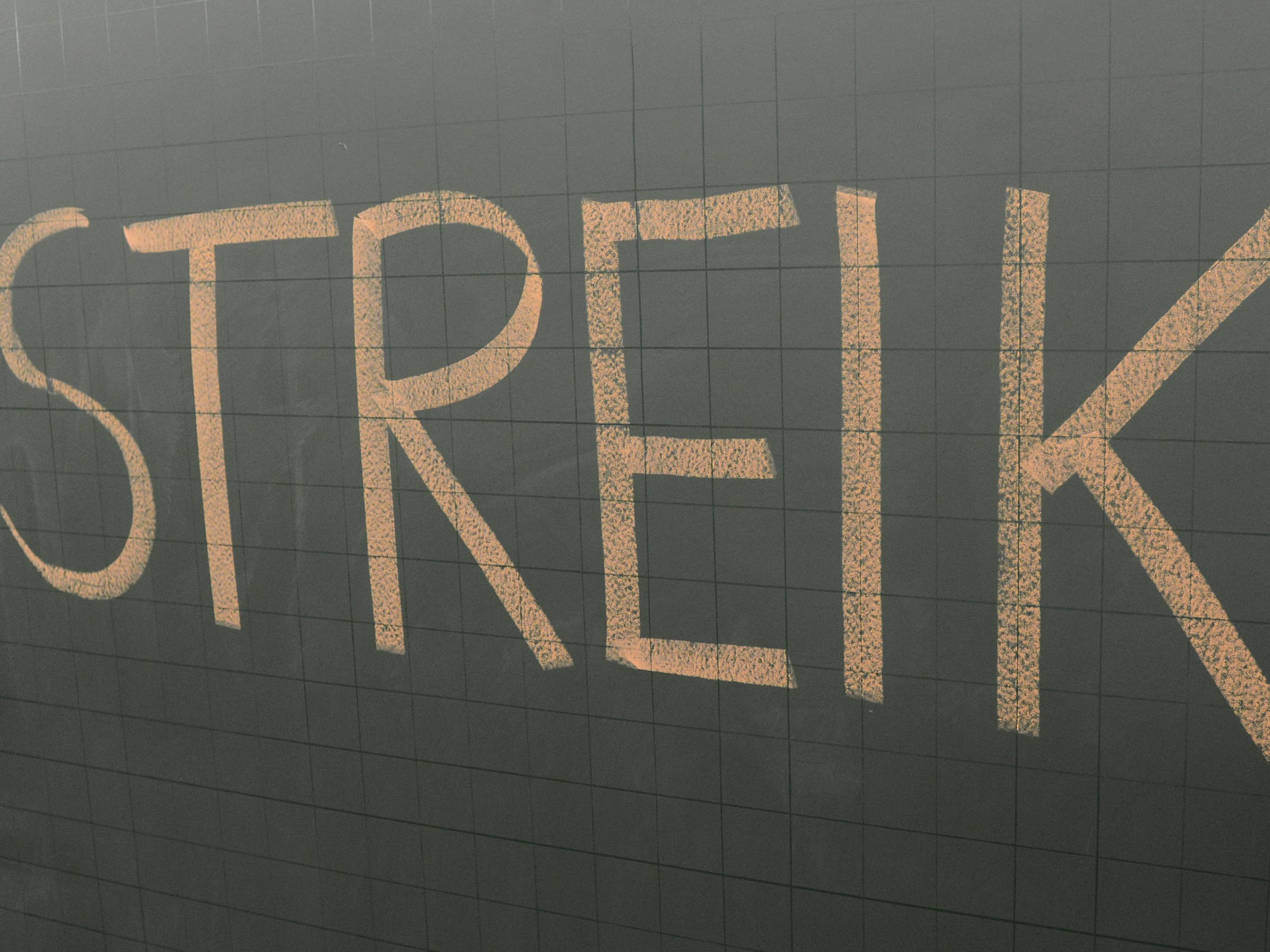 Die Streikwoche könnte sich nach Bahn- und Brauerstreik noch ausweiten. Die Streikwoche könnte sich nach Bahn- und Brauerstreik noch ausweiten.