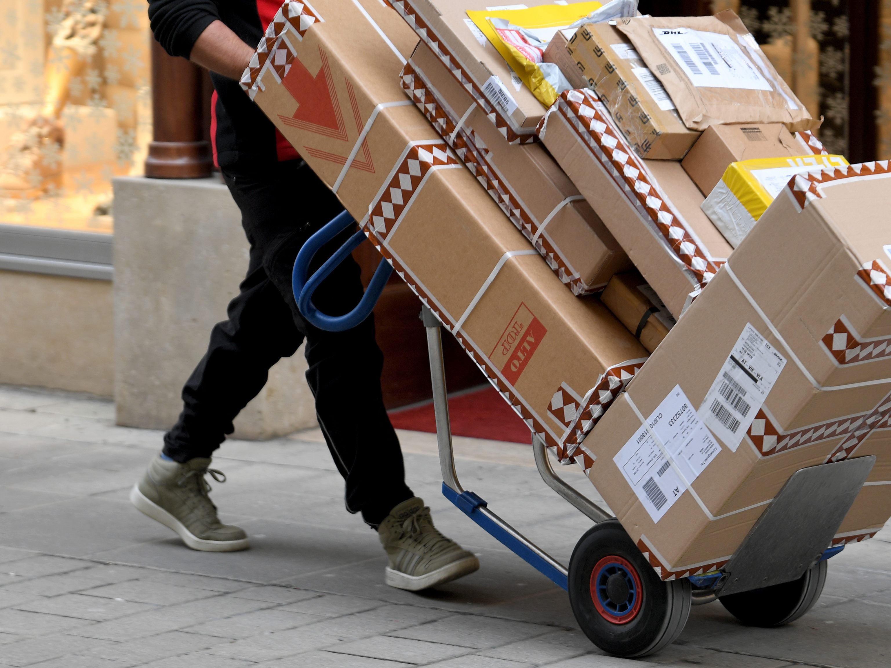 Die Polizei sucht nach einem falschen Paketzusteller im Burgenland. Die Polizei sucht nach einem falschen Paketzusteller im Burgenland.