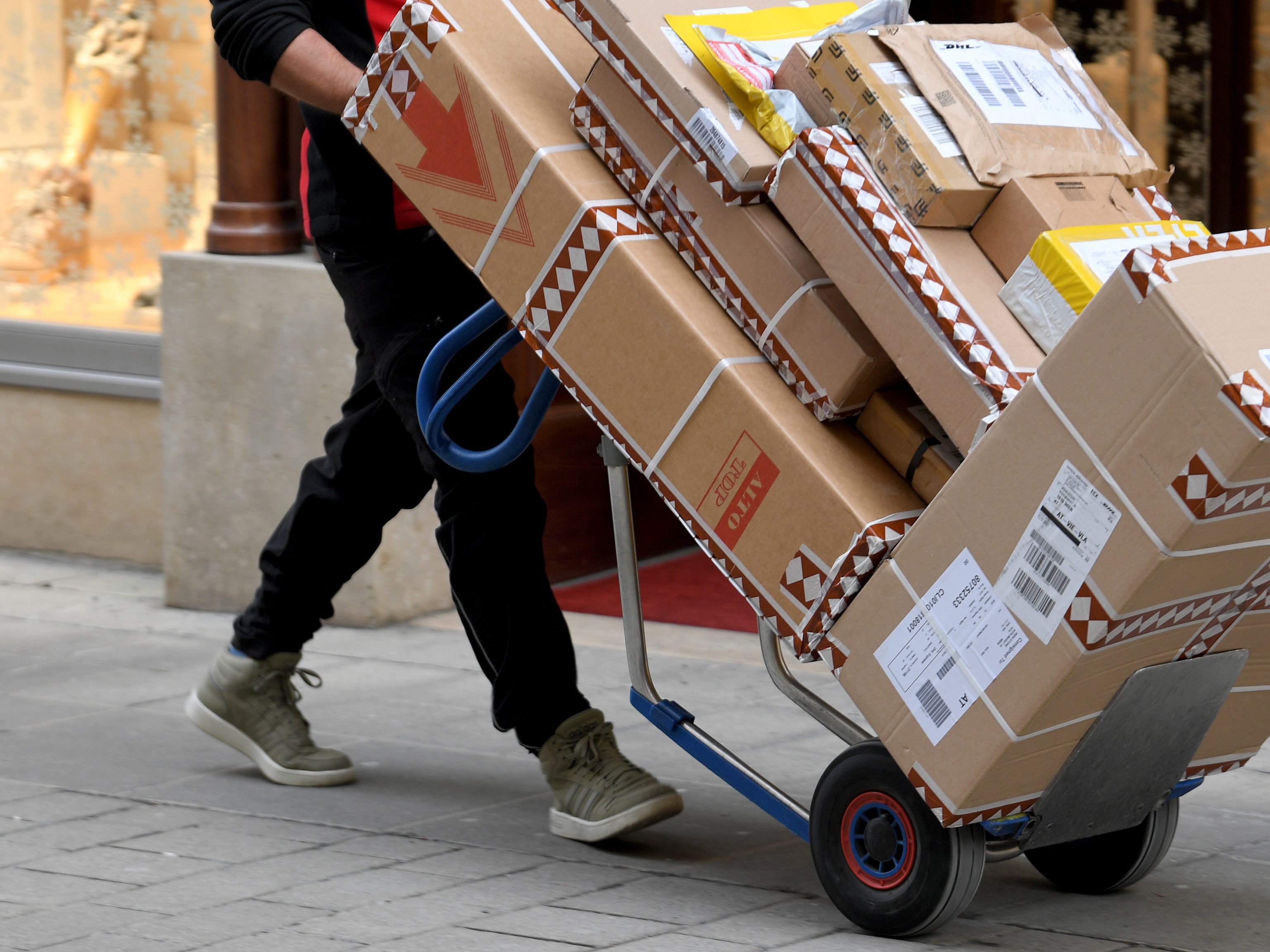 Die Polizei sucht nach einem falschen Paketzusteller im Burgenland.