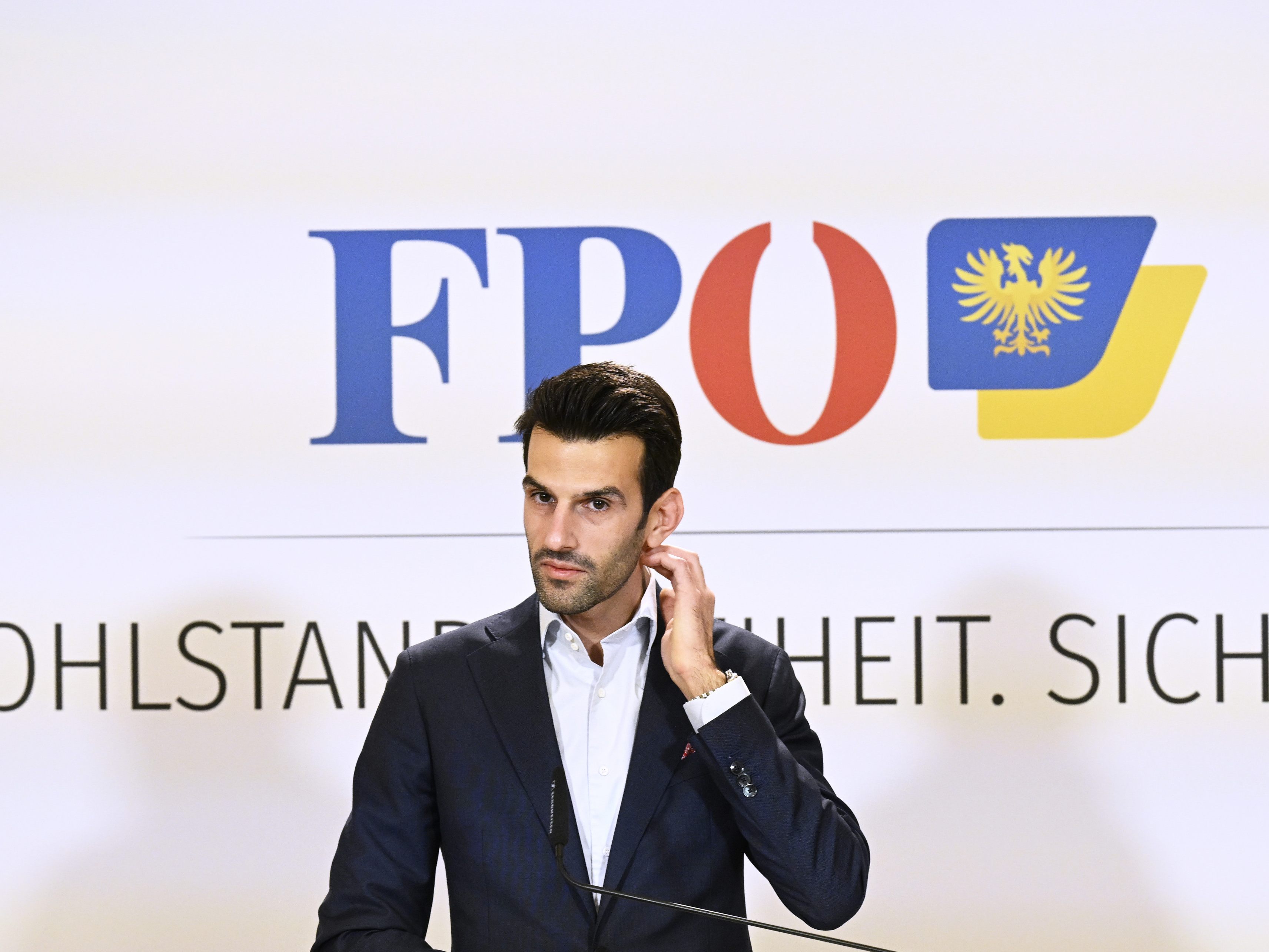 Niederösterreichs FPÖ-Landeschef Landbauer will "Schubumkehr" in Asylpolitik. Niederösterreichs FPÖ-Landeschef Landbauer will "Schubumkehr" in Asylpolitik.