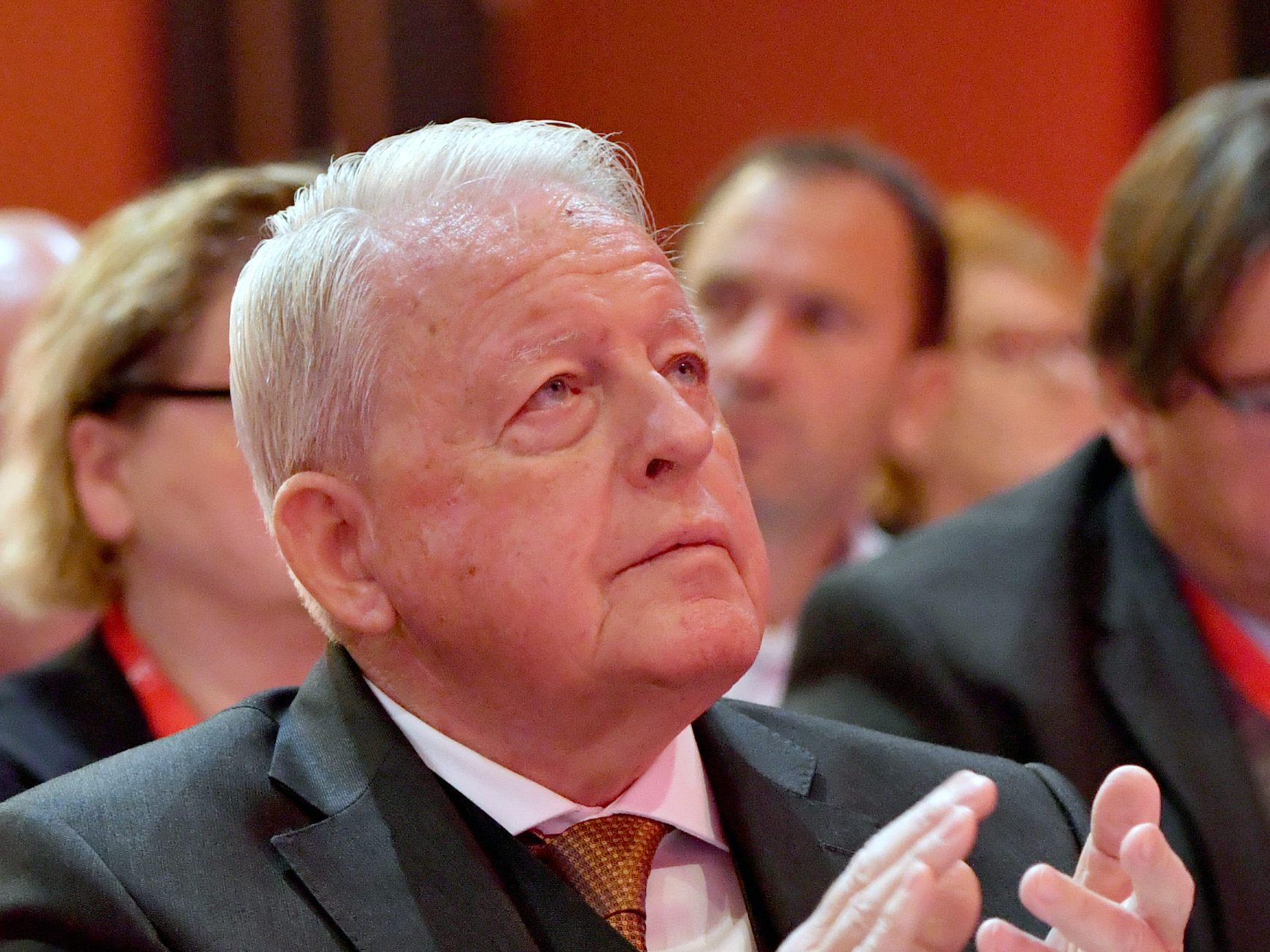Im Parlament wurde fälschlicherweise eine Trauerminute für den noch lebenden Alt-Kanzler Franz Vranitzy abgehalten. Im Parlament wurde fälschlicherweise eine Trauerminute für den noch lebenden Alt-Kanzler Franz Vranitzy abgehalten.