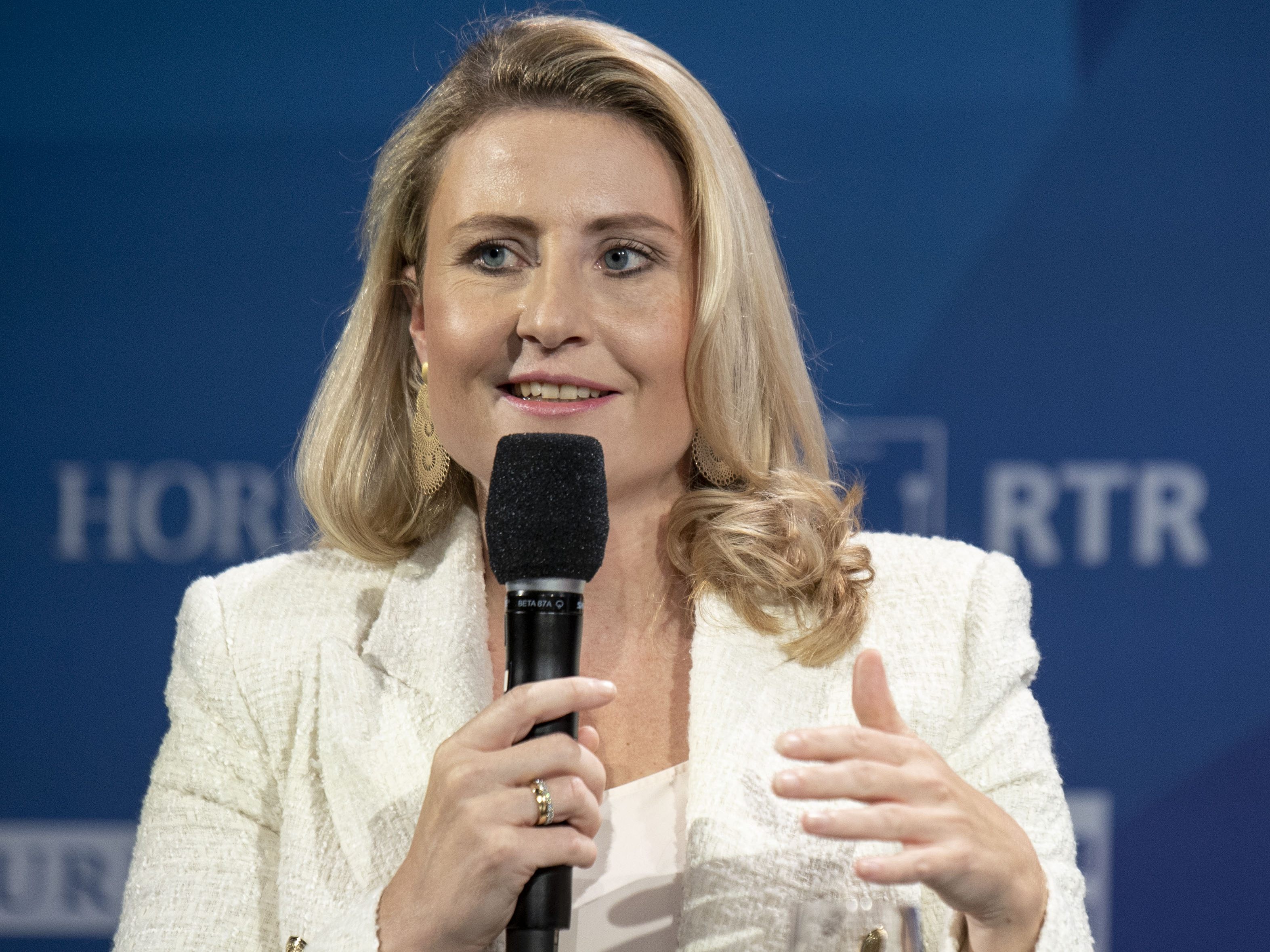 Integrationsministerin Susanne Raab drängt auf Arbeit neben dem Sprachkurs. Integrationsministerin Susanne Raab drängt auf Arbeit neben dem Sprachkurs.