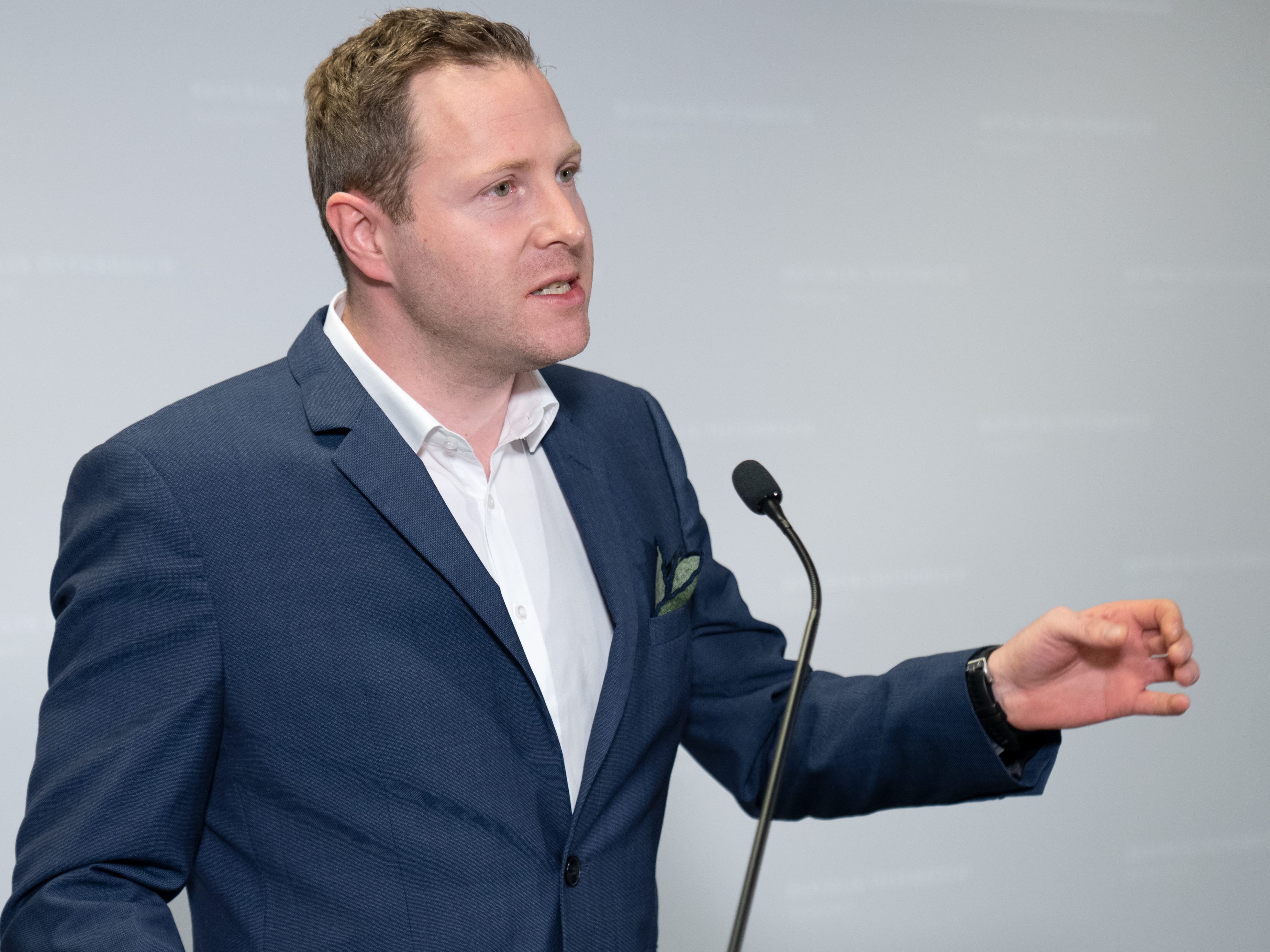 ür FPÖ-Generalsekretär Michael Schnedlitz sind die 8,5 Mio. Euro Klimabonus für Asylwerber und Häftlinge ein Schlag ins Gesicht. ür FPÖ-Generalsekretär Michael Schnedlitz sind die 8,5 Mio. Euro Klimabonus für Asylwerber und Häftlinge ein Schlag ins Gesicht.