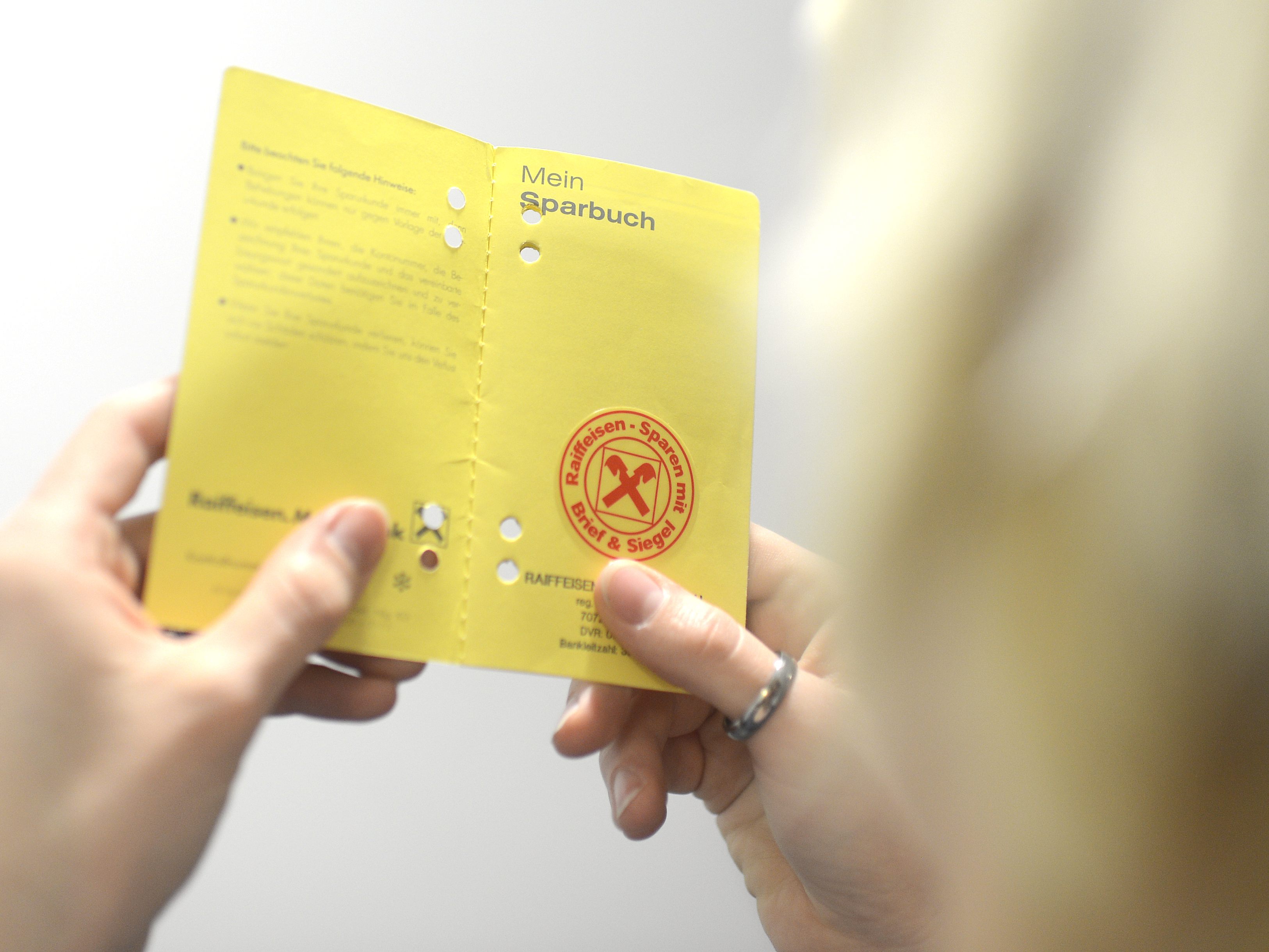 Besonders die Zinsen für Sparbücher, Sparcards und Sparkonten liegen immer noch bei der Null-Prozent-Grenze.