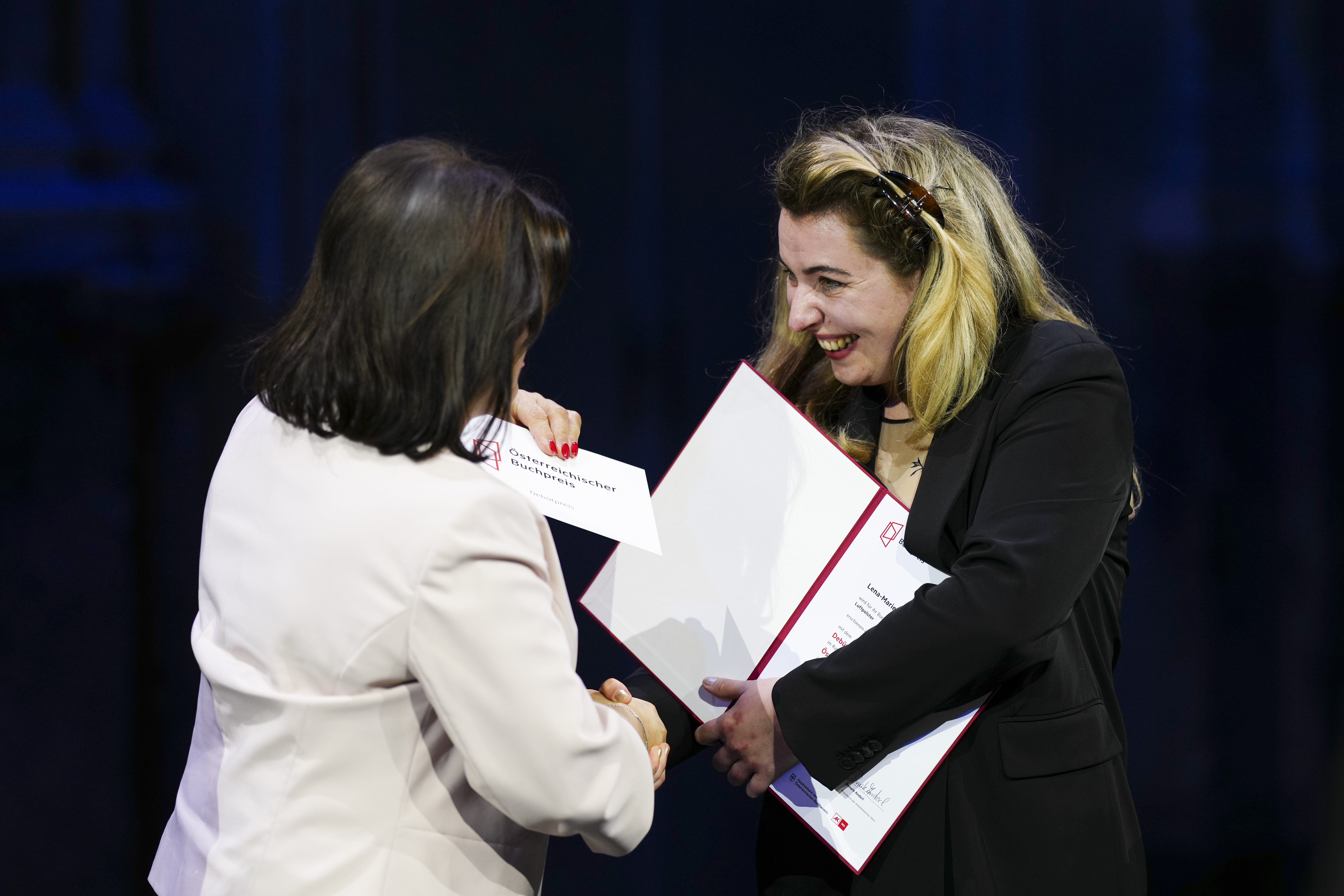 Die Wiener Studentin Lena-Marie Biertimpel wurde mit dem Debütpreis ausgezeichnet. Die Wiener Studentin Lena-Marie Biertimpel wurde mit dem Debütpreis ausgezeichnet.