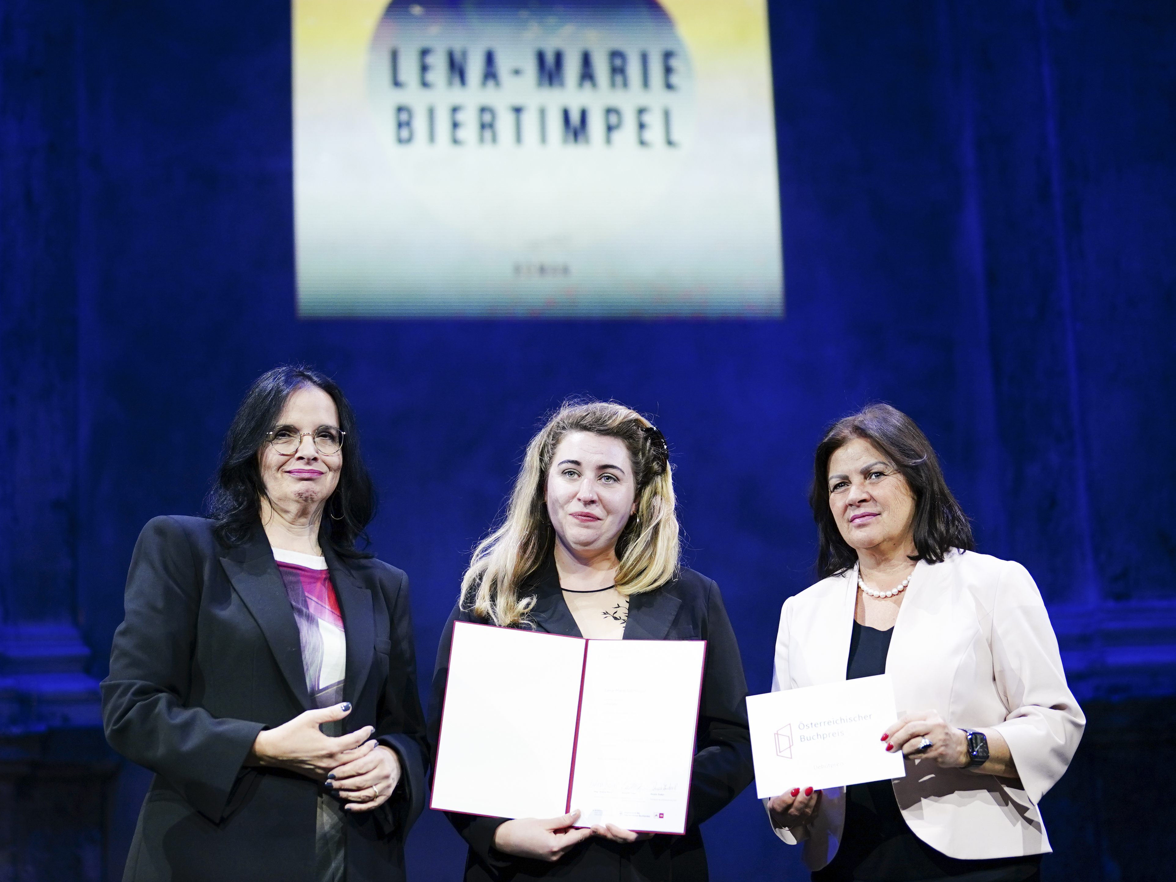 Der mit 10.000 Euro dotierte Debütpreis geht heuer an die 1991 in Hamburg geborene Sprachkunst-Studentin an der Wiener Universität für Angewandte Kunst Lena-Marie Biertimpel. Der mit 10.000 Euro dotierte Debütpreis geht heuer an die 1991 in Hamburg geborene Sprachkunst-Studentin an der Wiener Universität für Angewandte Kunst Lena-Marie Biertimpel.