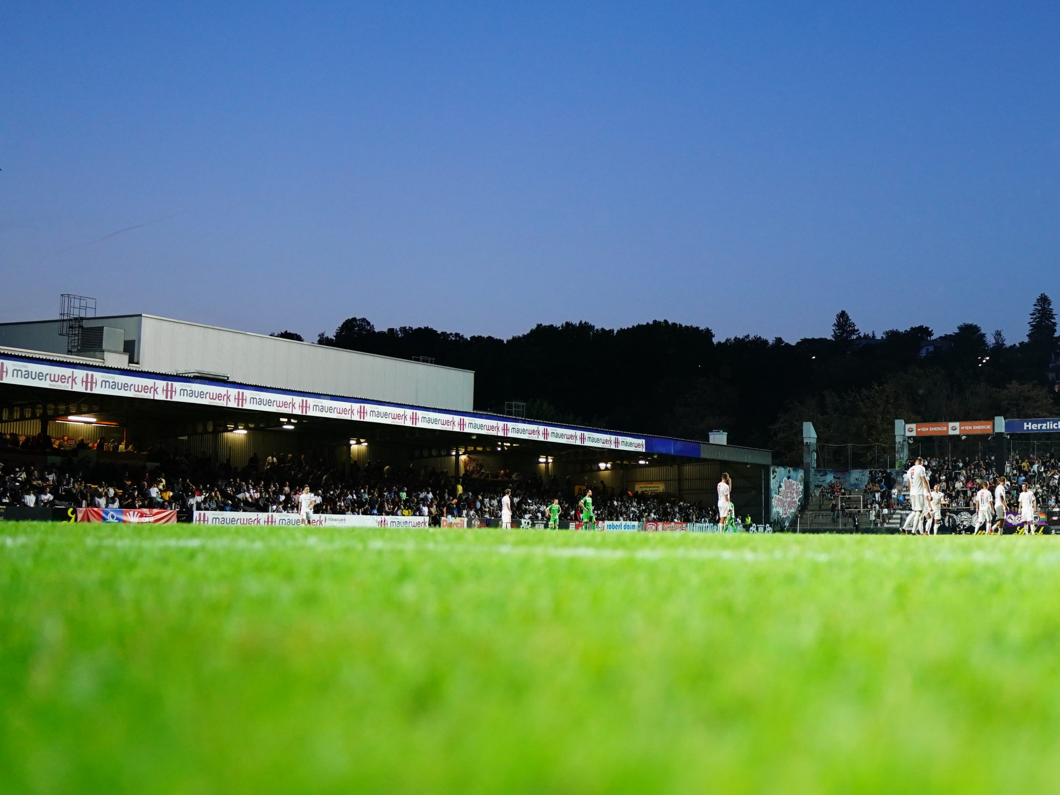 Wiener Sport-Club hat sein Stadiondach verloren. Wiener Sport-Club hat sein Stadiondach verloren.