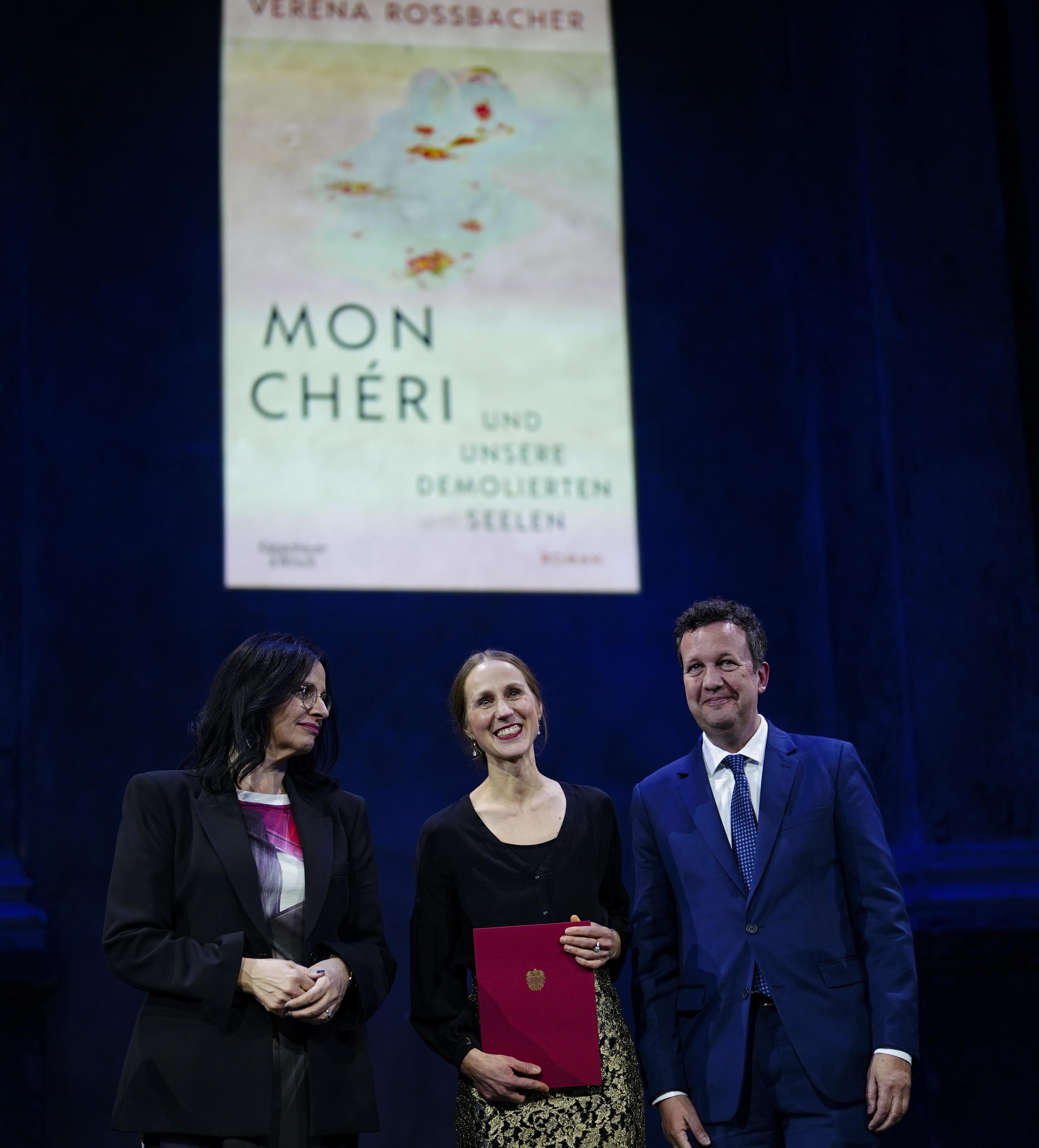 Verena Roßbacher (m.) mit Kunst- und Kulturstaatssekretärin Andrea Mayer und Präsident des Hauptverbands des österreichischen Buchhandels Benedikt Föger. Verena Roßbacher (m.) mit Kunst- und Kulturstaatssekretärin Andrea Mayer und Präsident des Hauptverbands des österreichischen Buchhandels Benedikt Föger.
