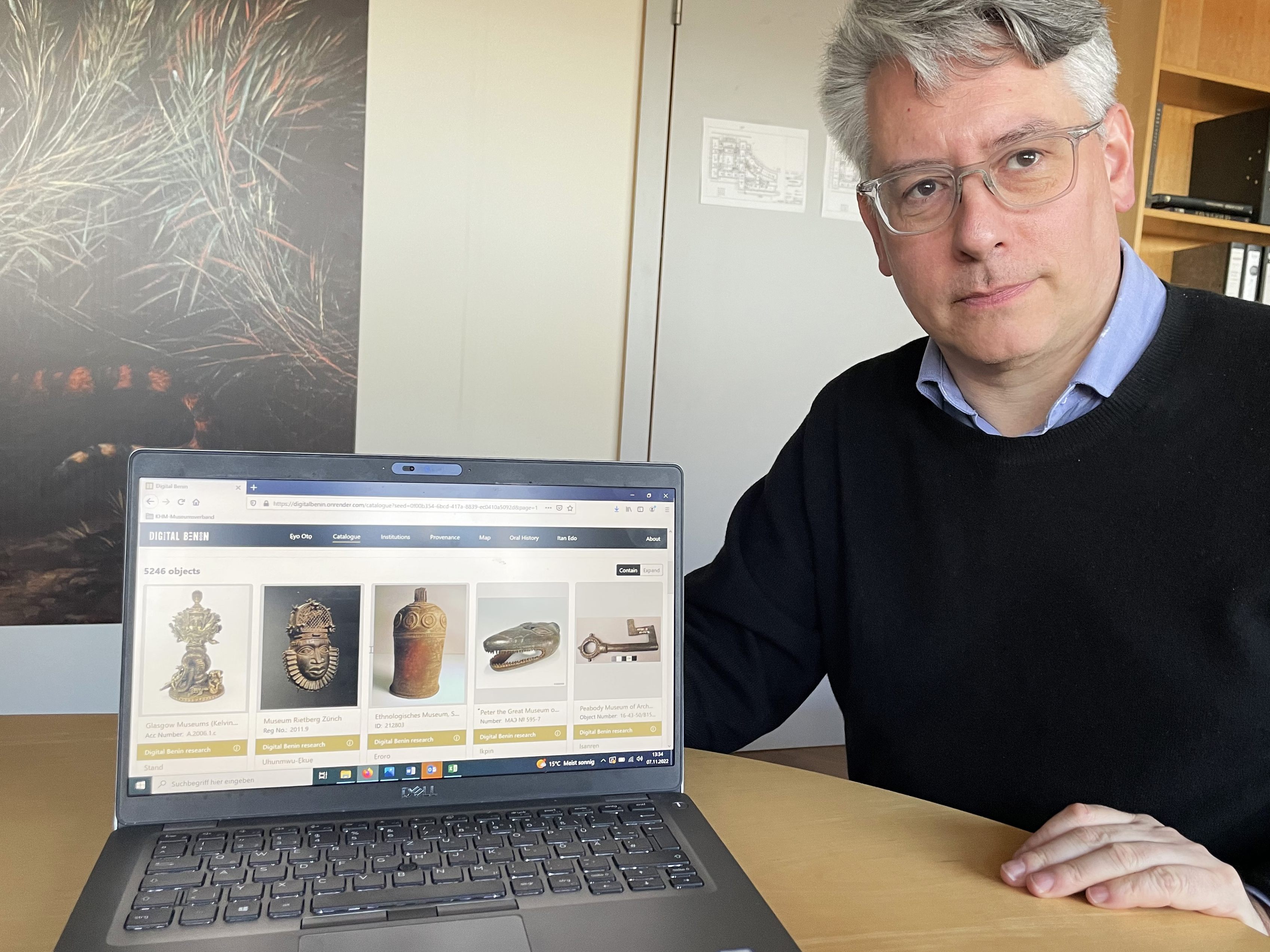 Jonathan Fine präsentiert die neue Digital Benin Plattform. Jonathan Fine präsentiert die neue Digital Benin Plattform.