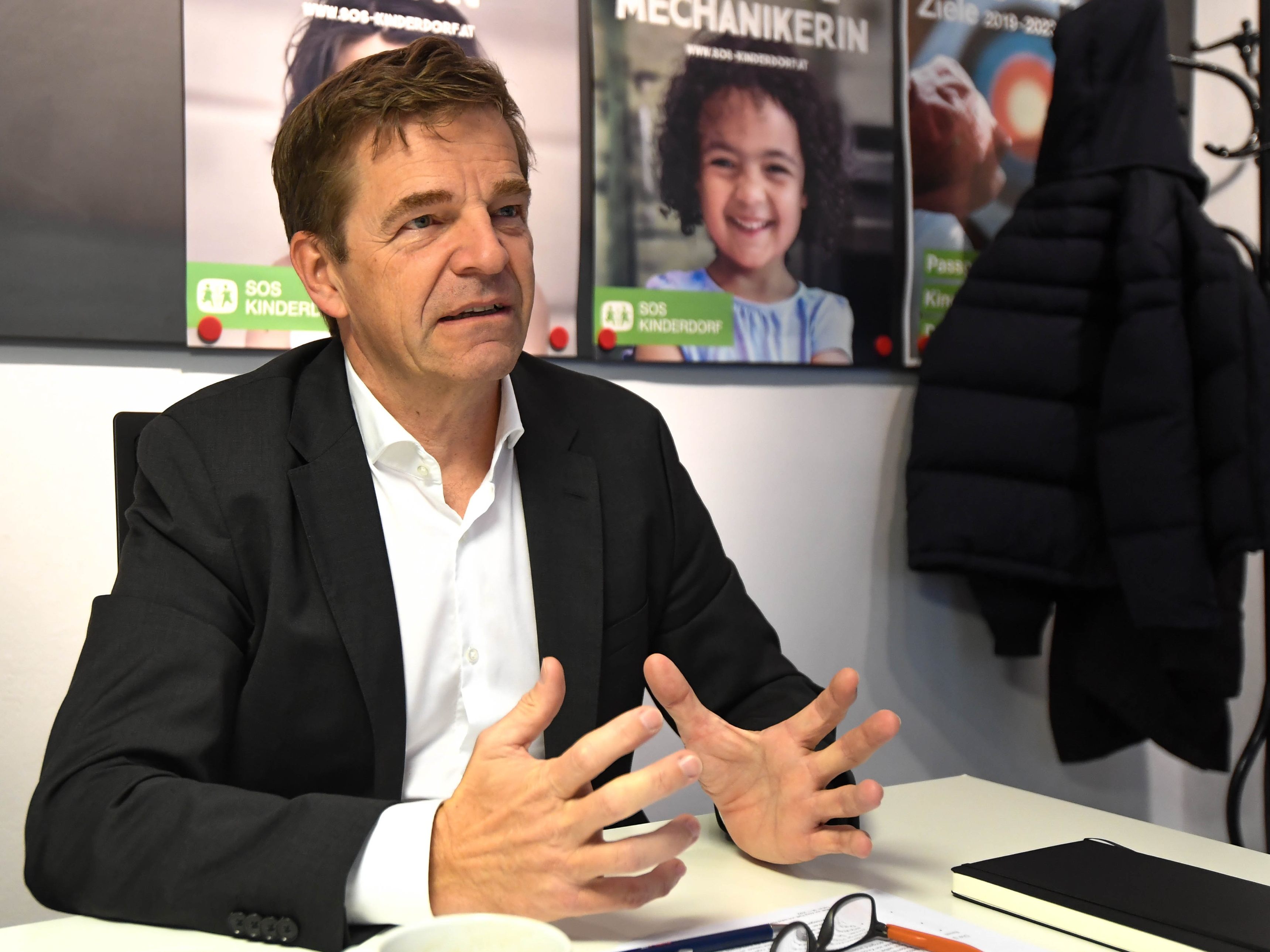 SOS-Kinderdorf-Geschäftsführer, Christian Moser prangert "Kinderrechtsverletzungen" bei der Unterbringung unbegleiteter minderjähriger Flüchtlinge in Österreich an. SOS-Kinderdorf-Geschäftsführer, Christian Moser prangert "Kinderrechtsverletzungen" bei der Unterbringung unbegleiteter minderjähriger Flüchtlinge in Österreich an.