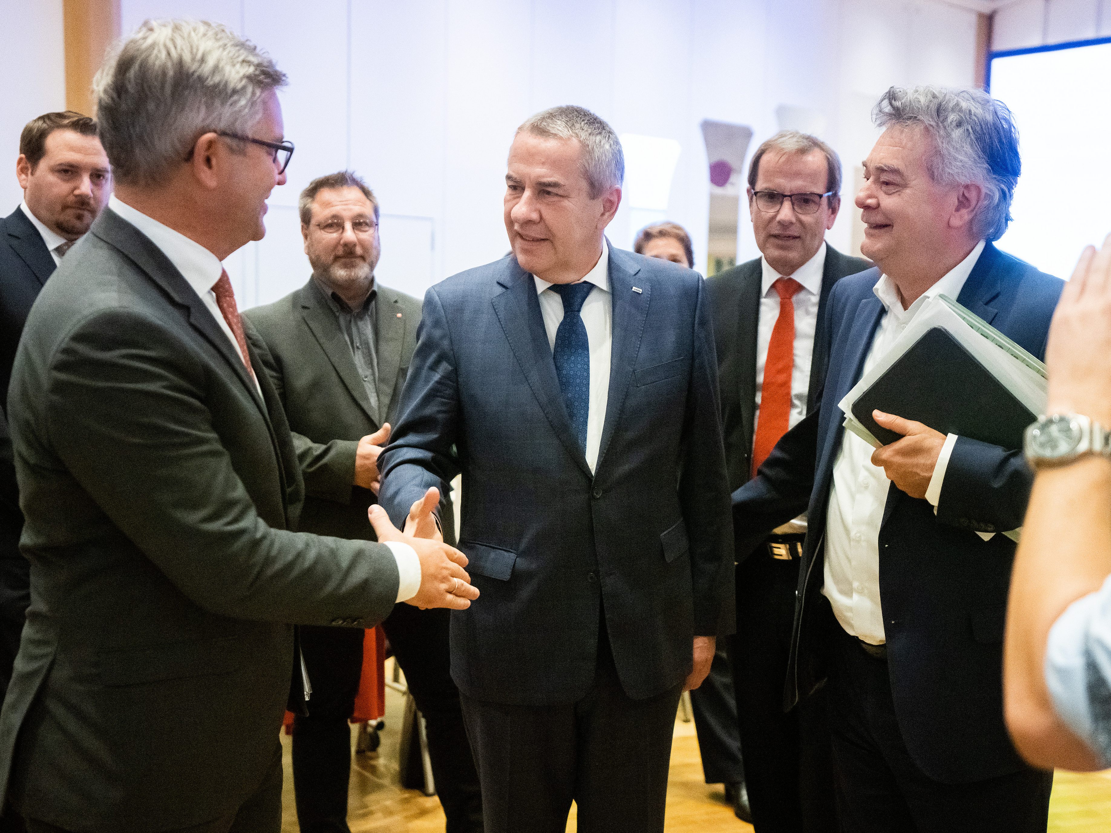 Die Beamten-Gehaltsverhandlungen gehen in die zweite Runde. Die Beamten-Gehaltsverhandlungen gehen in die zweite Runde.