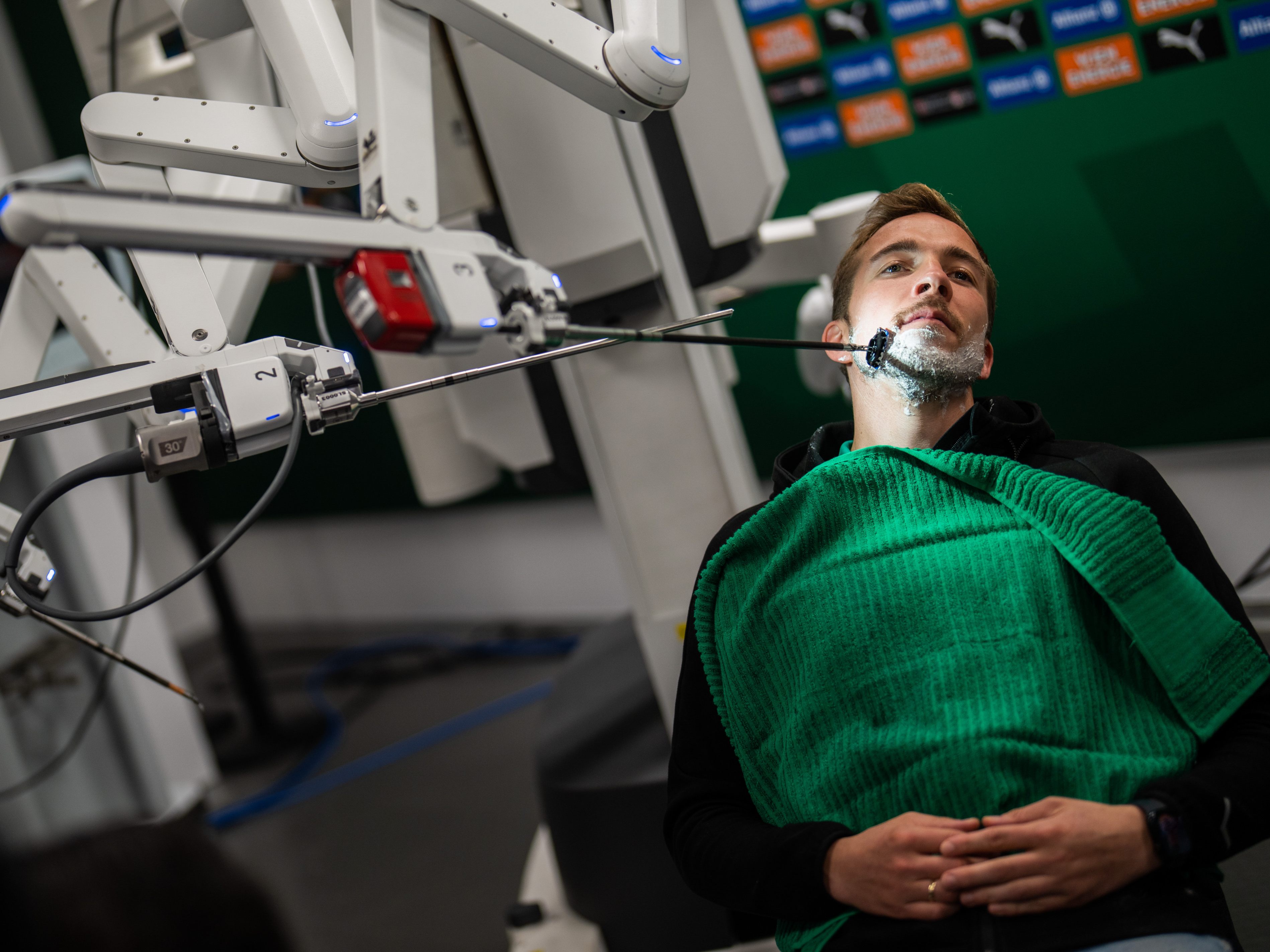 Christopher Dibon lässt sich zur Prostata-Sensibilisierung den Bart mit Hilfe eines OP-Roboters rasieren. Christopher Dibon lässt sich zur Prostata-Sensibilisierung den Bart mit Hilfe eines OP-Roboters rasieren.