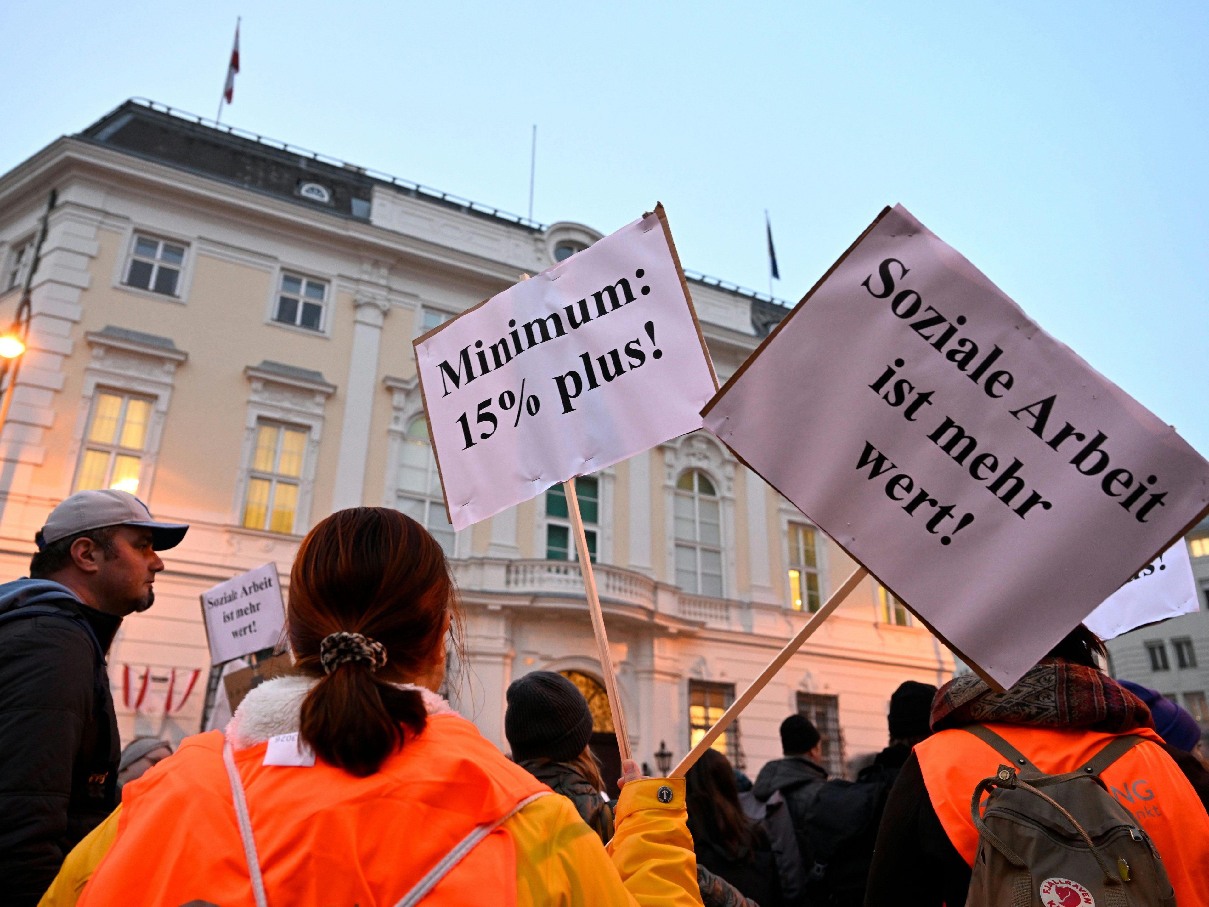 Bereits am 8. November gab es eine öffentliche Betriebsversammlung sowie eine Demonstration.