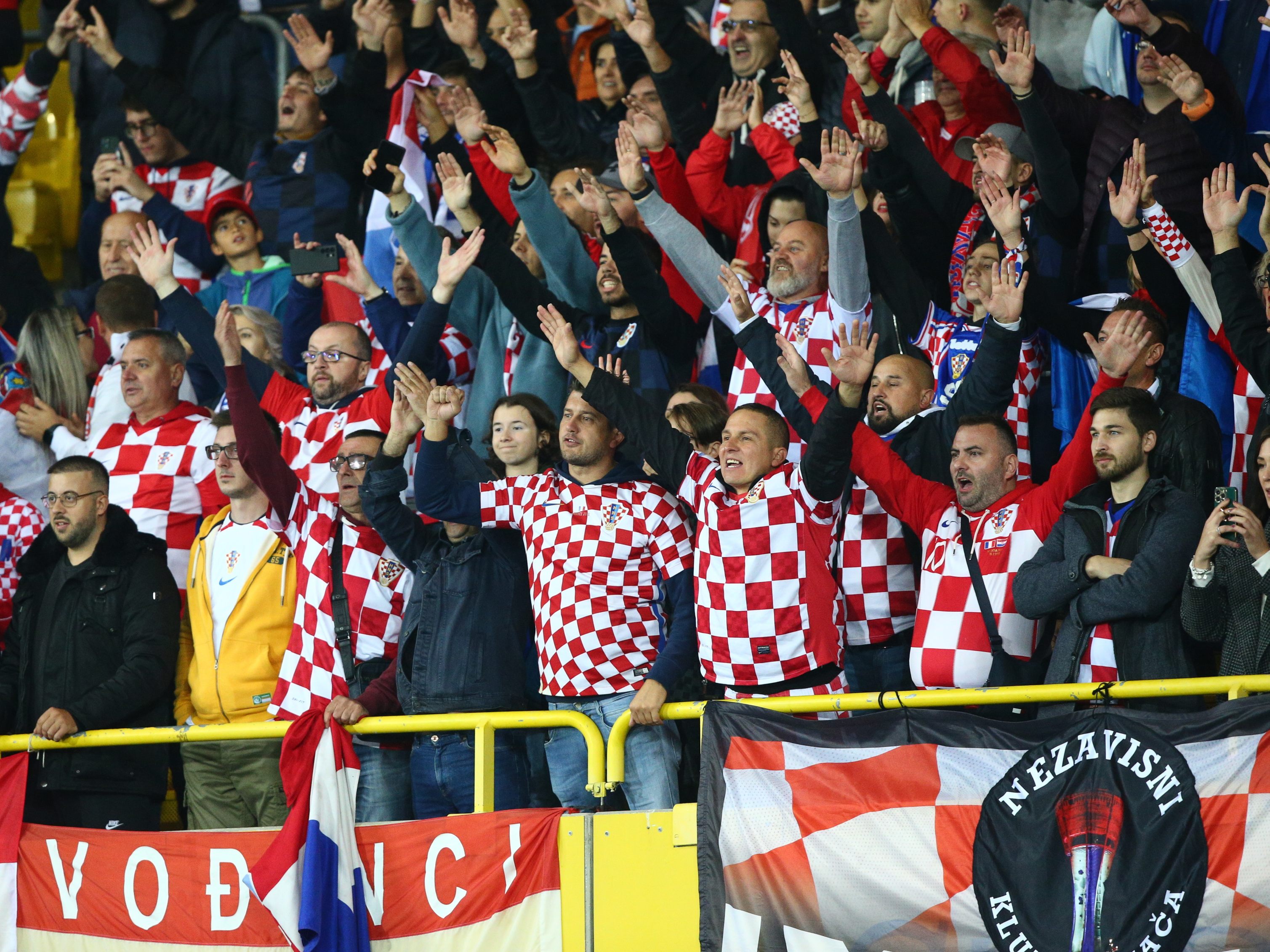 Die UEFA bestrafte den kroatischen Fußballverband mit einer Geldstrafe wegen Ausschreitungen beim Wien-Gastspiel. Die UEFA bestrafte den kroatischen Fußballverband mit einer Geldstrafe wegen Ausschreitungen beim Wien-Gastspiel.