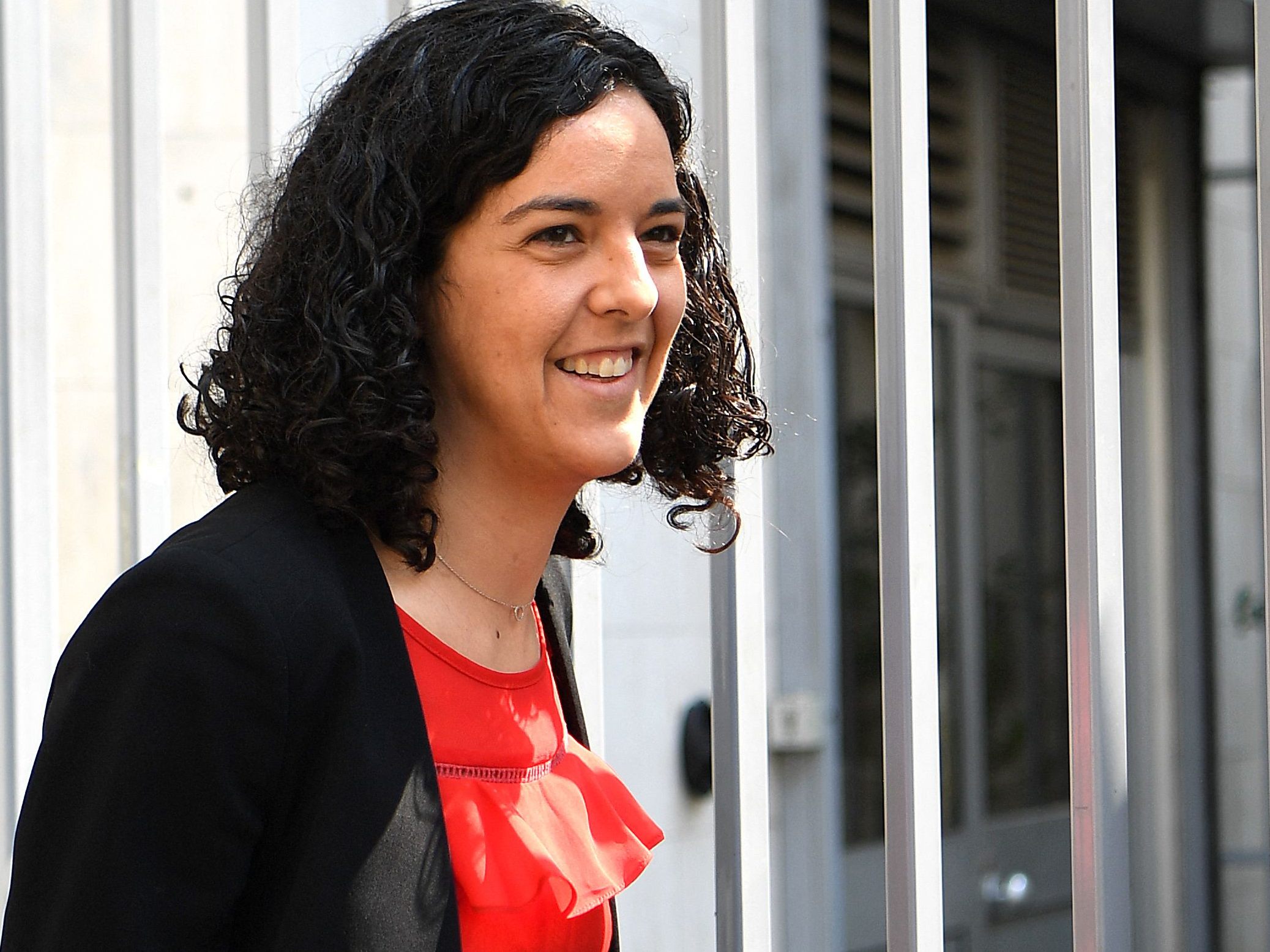 Die Abgeordnete Manon Aubry zog während ihrer Rede aus Protest die "One Love" Armbinde an. Die Abgeordnete Manon Aubry zog während ihrer Rede aus Protest die "One Love" Armbinde an.