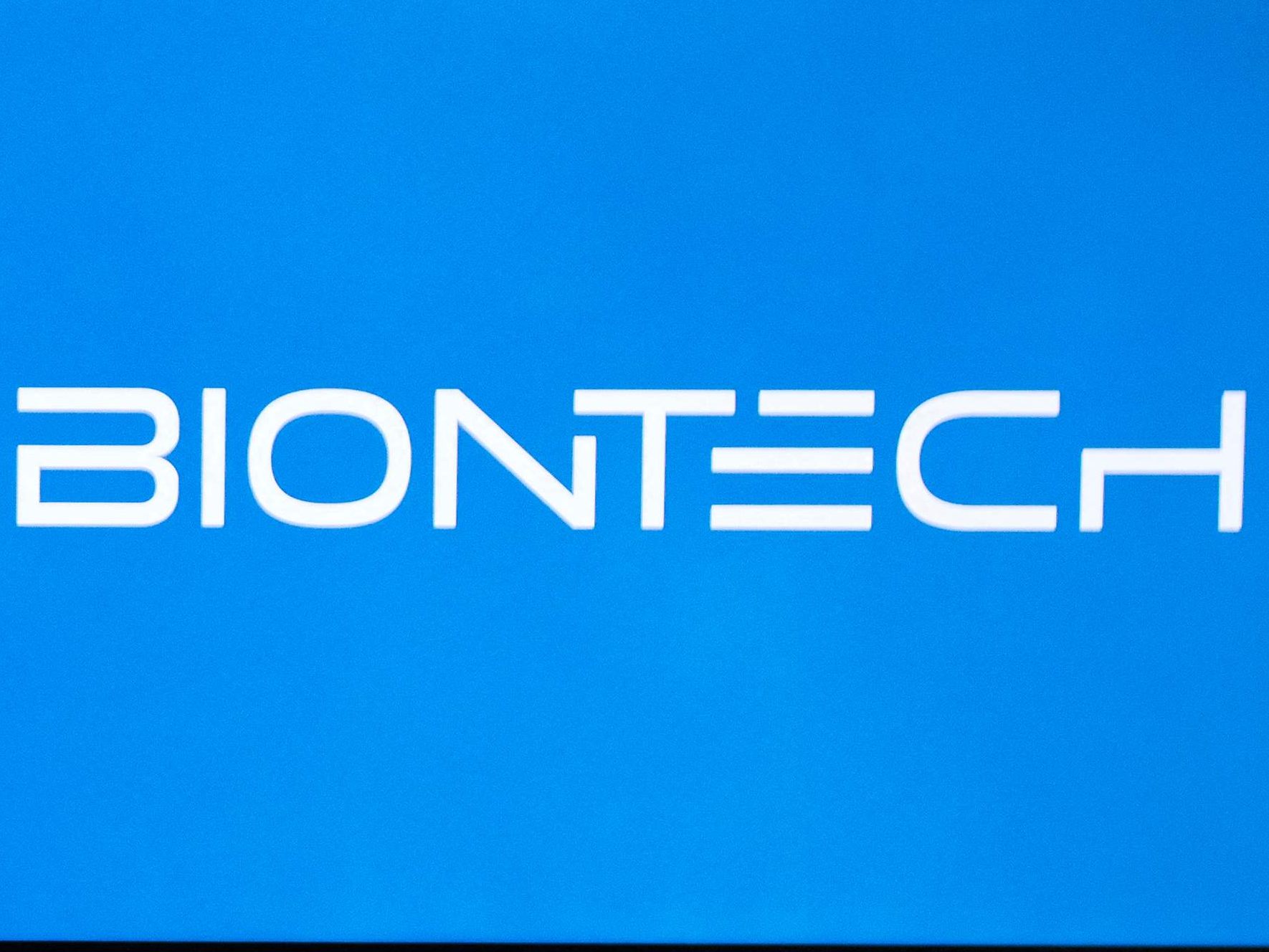 Trotz Rückgang bei Gewinn und Umsatz hat BioNTech seine Prognose angehoben. Trotz Rückgang bei Gewinn und Umsatz hat BioNTech seine Prognose angehoben.