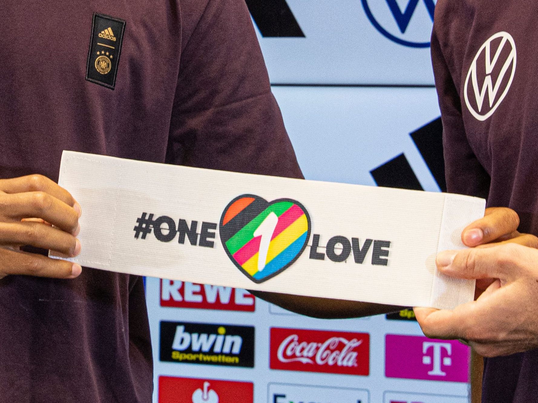 Rewe stellt wegen der "One-Love"-Entscheidung Vertrag mit DFB ruhend. Rewe stellt wegen der "One-Love"-Entscheidung Vertrag mit DFB ruhend.