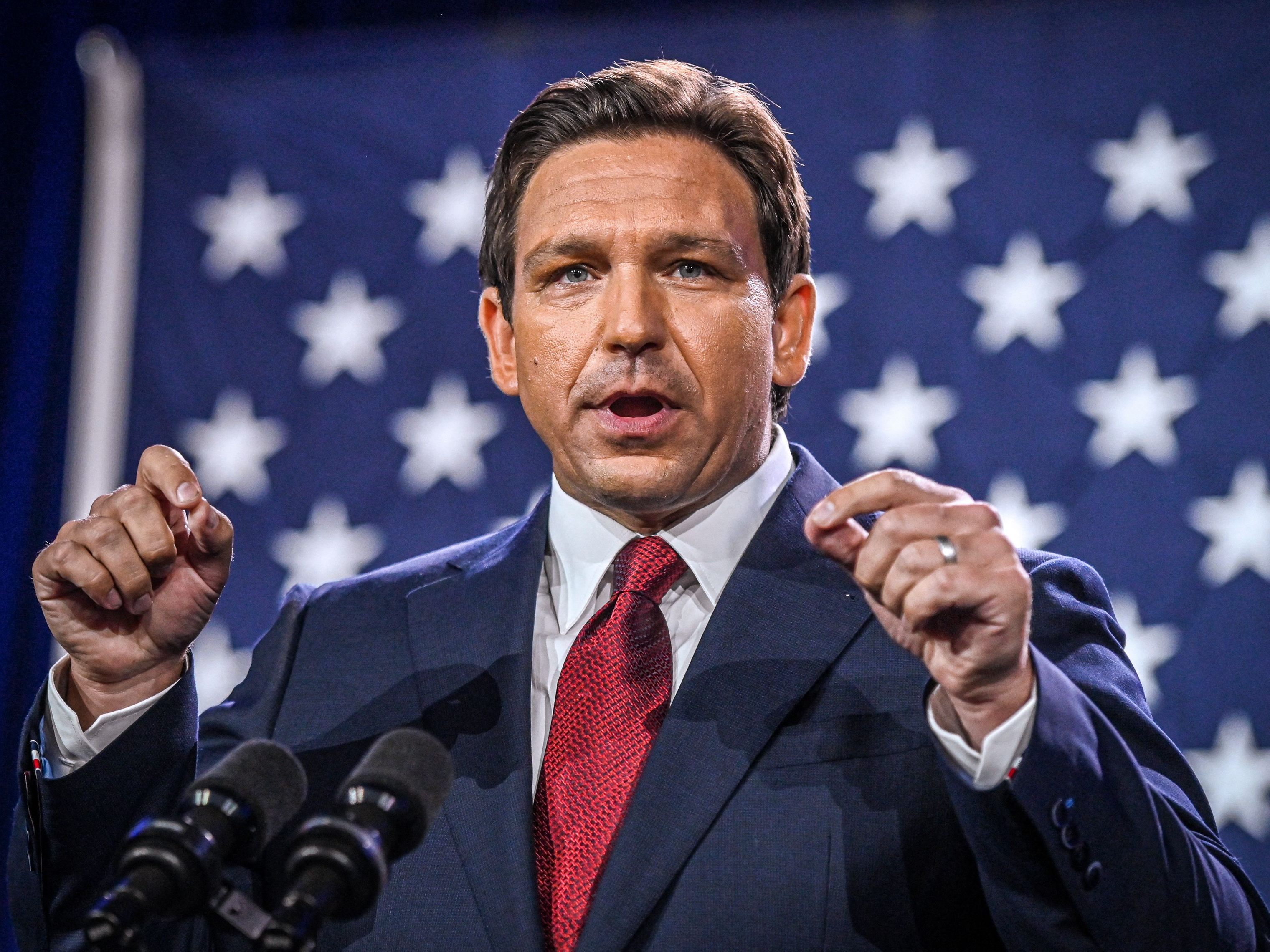 Ron DeSantis wurde bei den Zwischenwahlen klar als Gouverneur in Florida wiedergewählt. Ron DeSantis wurde bei den Zwischenwahlen klar als Gouverneur in Florida wiedergewählt.