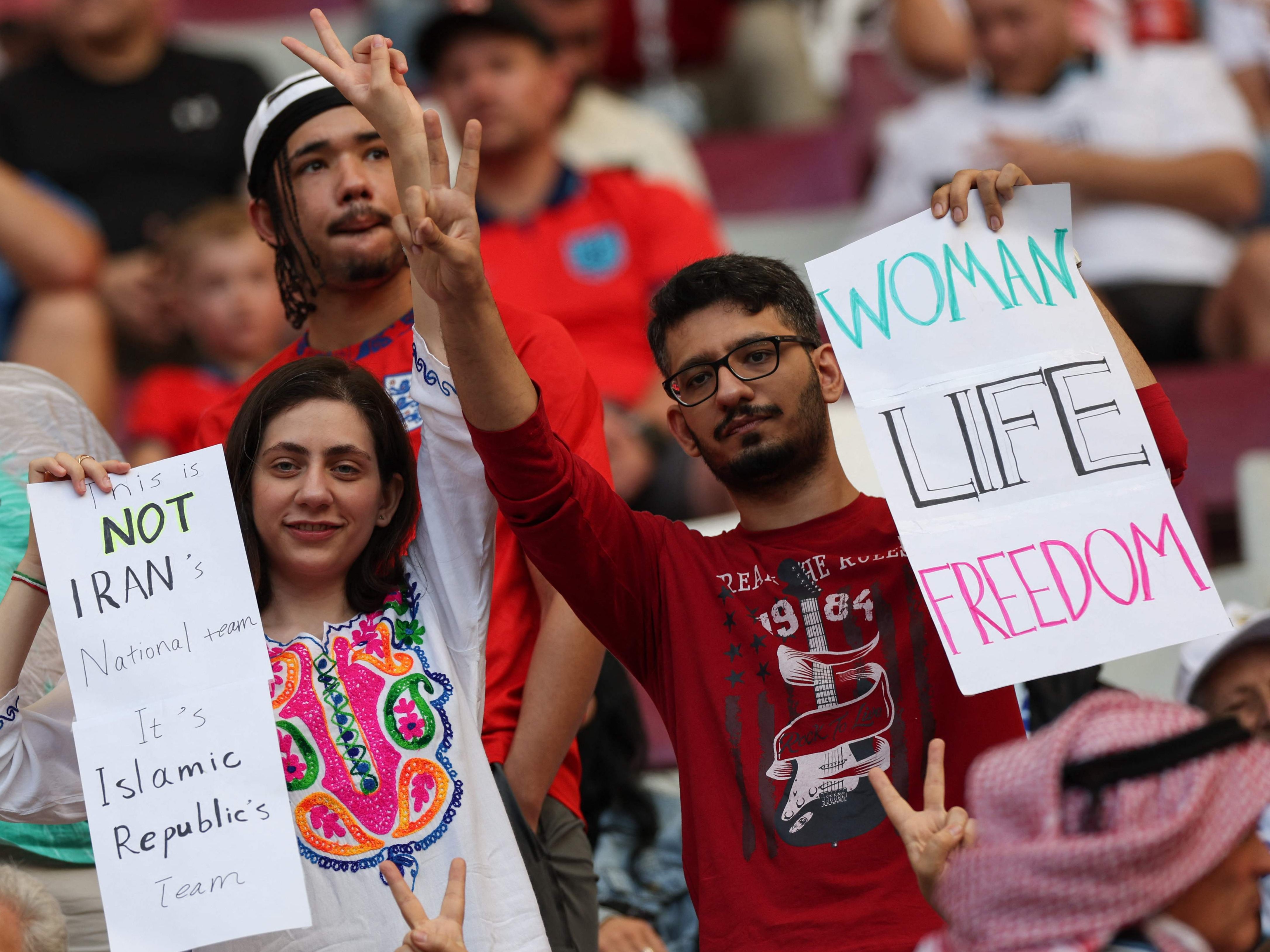 Vor dem Start des WM-Spiels gegen England zeigten die Iran-Fans ihre Unterstützung für die Proteste. Vor dem Start des WM-Spiels gegen England zeigten die Iran-Fans ihre Unterstützung für die Proteste.