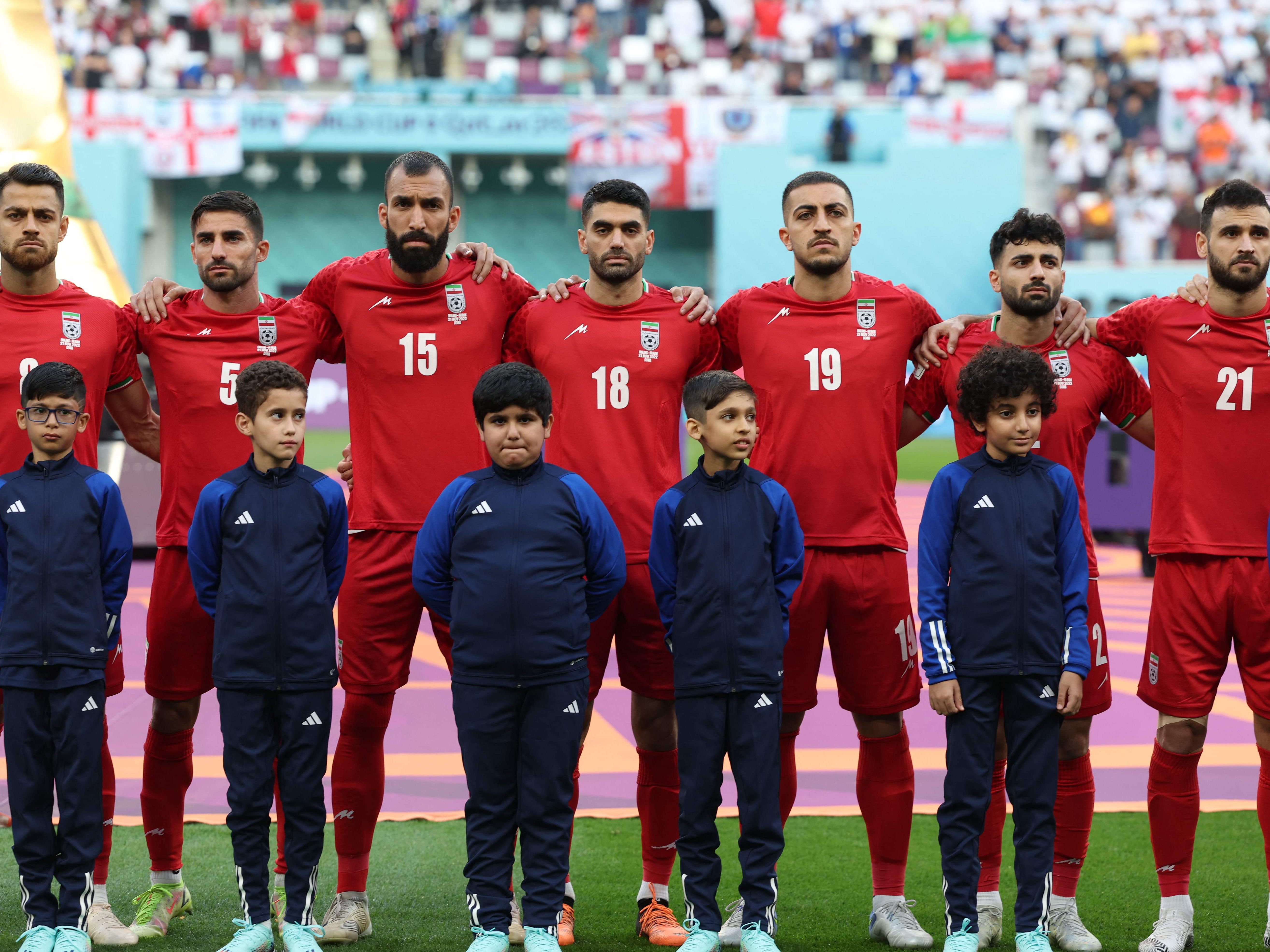 Das iranische Nationalteam in Katar schweigt während der Nationalhymne demonstrativ.