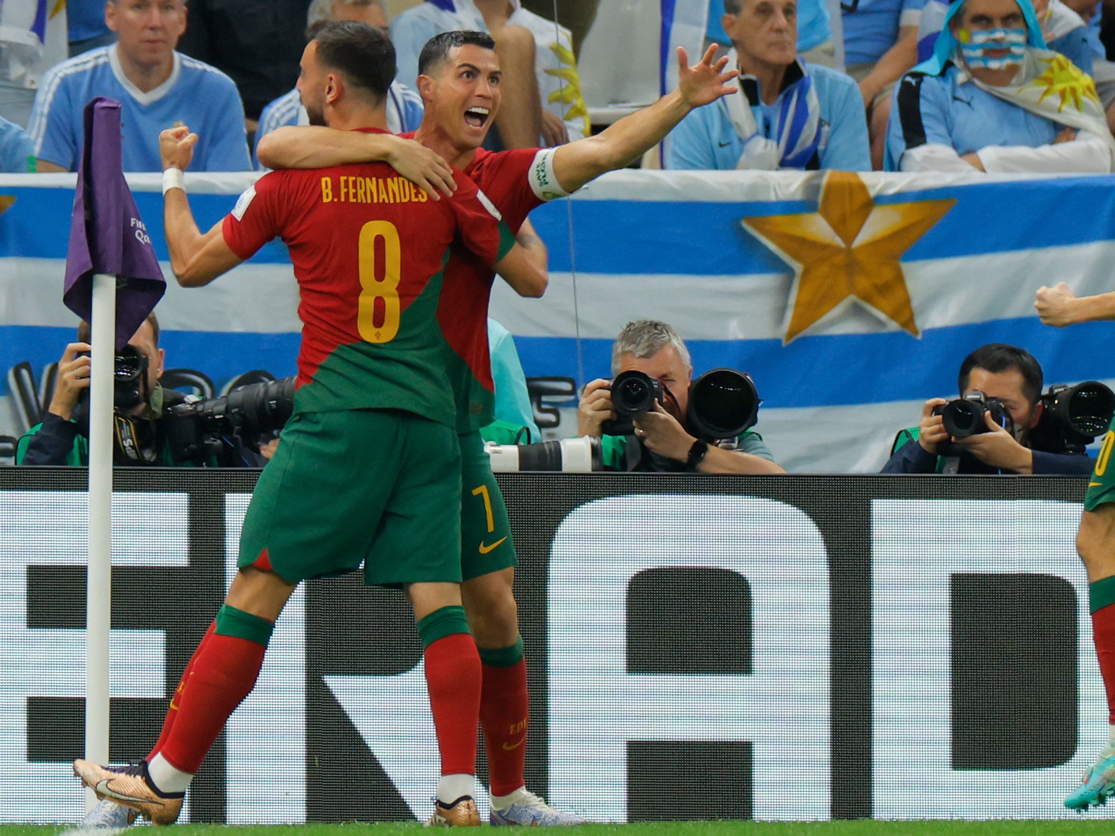 Doppeltorschütze Bruno Fernandes jubelt mit Christiano Ronaldo über das 1:0. Doppeltorschütze Bruno Fernandes jubelt mit Christiano Ronaldo über das 1:0.