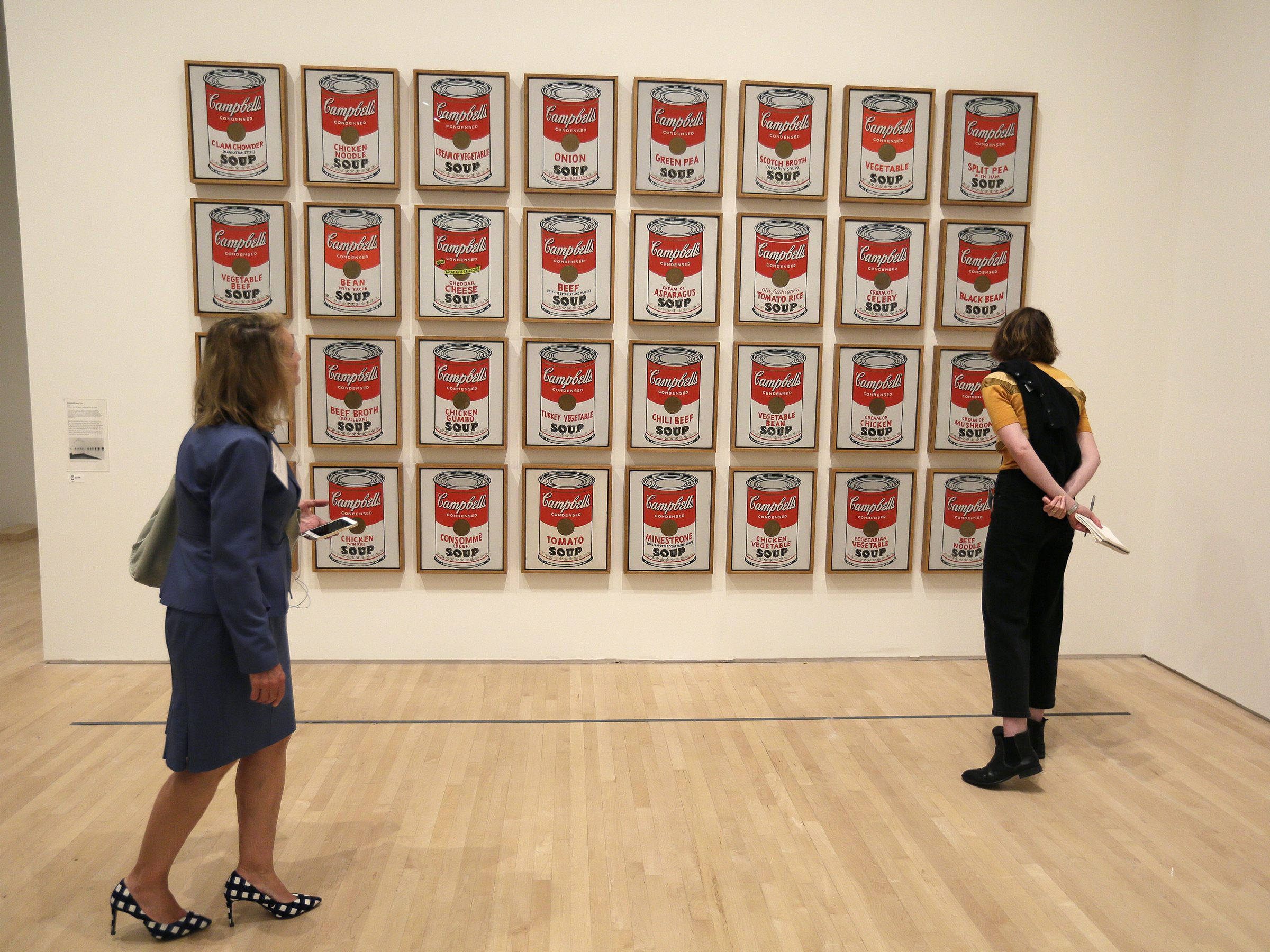 Klima-Aktivisten nahmen sich Warhols "Campbell's Soup" in Canberra vor. Klima-Aktivisten nahmen sich Warhols "Campbell's Soup" in Canberra vor.