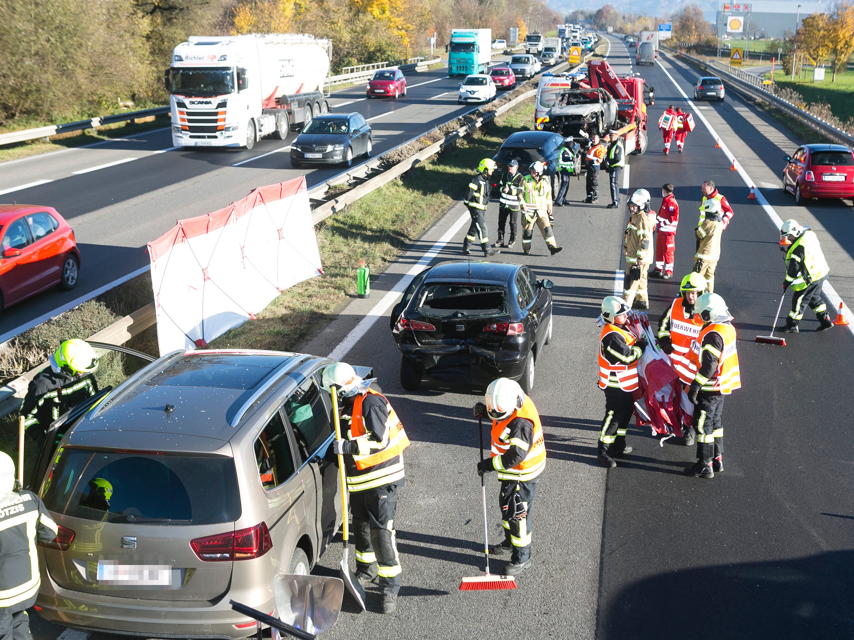Farhzeugbrand mit anschließendem Auffahrunfall