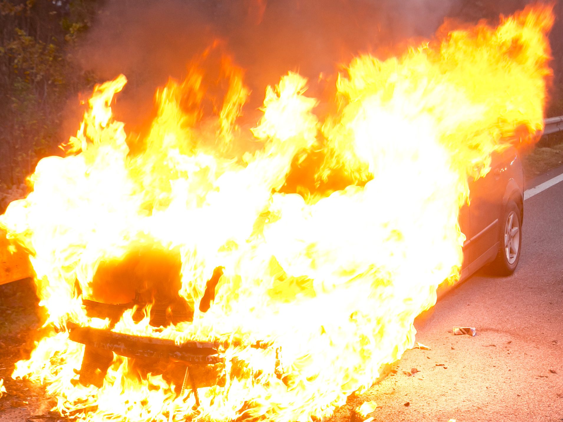 Pkw in Vollbrand