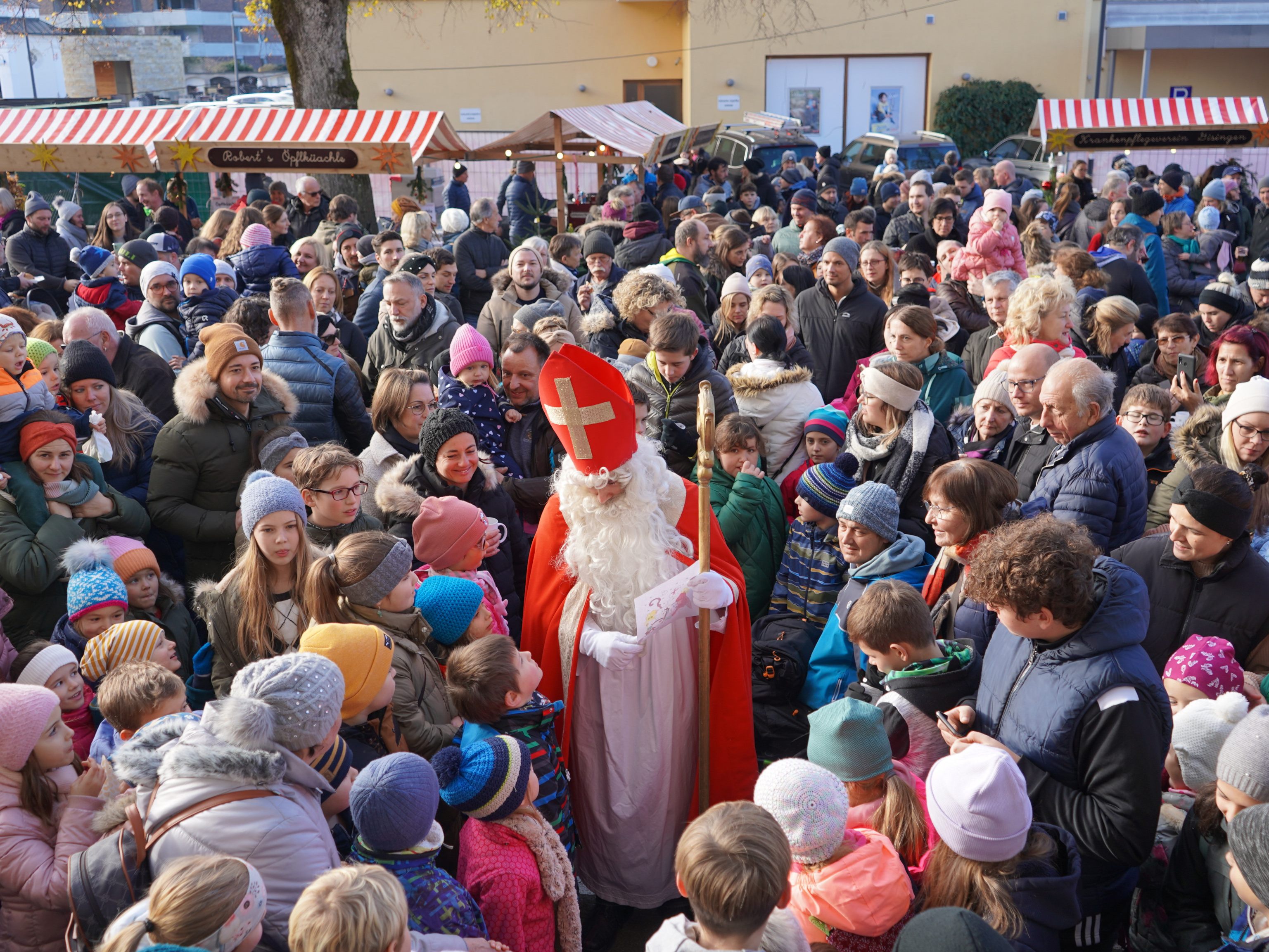 Dutzende Kinder warteten schon sehnsüchtig auf den "hohen Besuch". Dutzende Kinder warteten schon sehnsüchtig auf den "hohen Besuch".