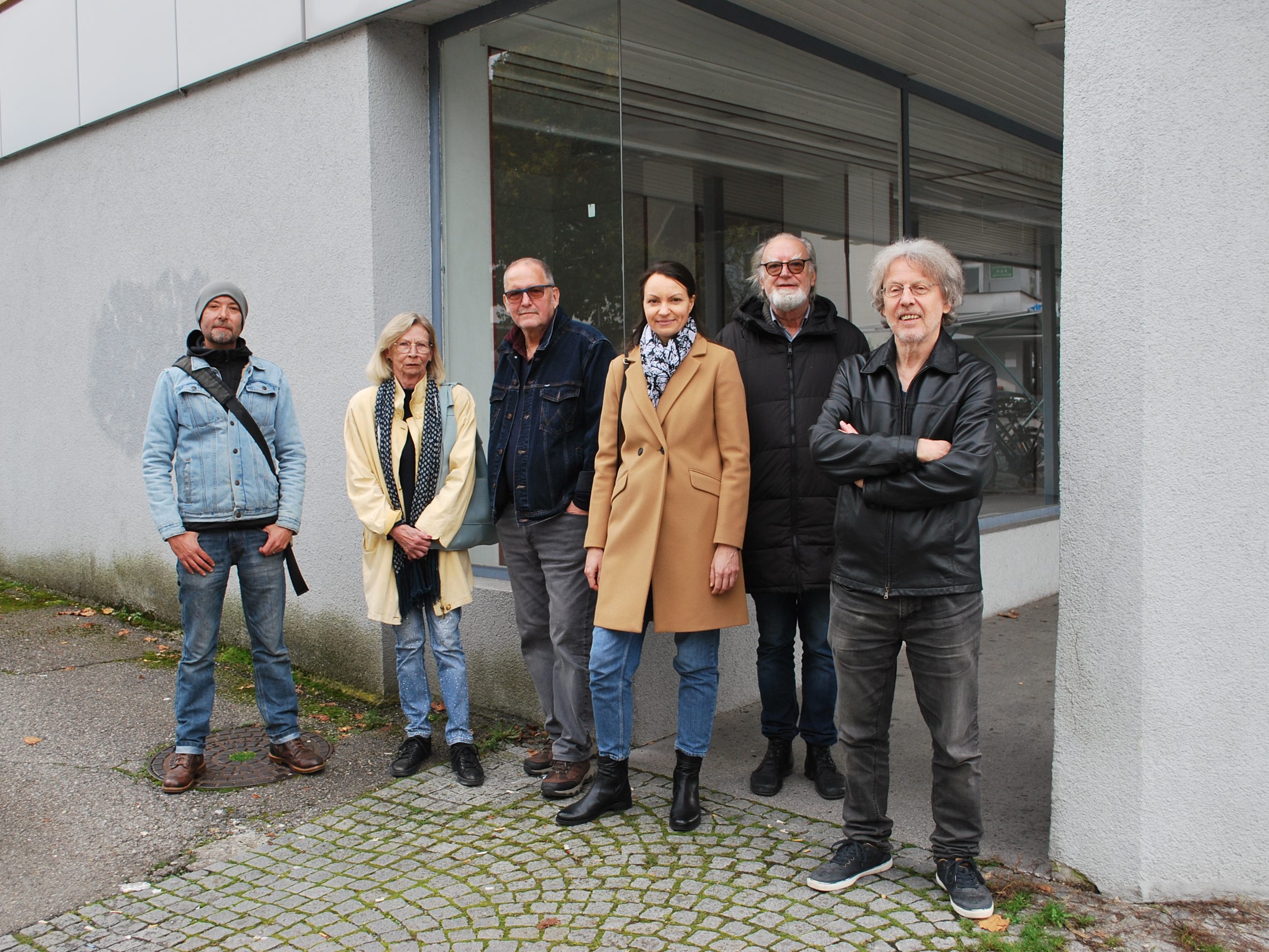 Sie kamen kurzfristig zum Fototermin in die Riedgasse: Egmont Hartwig, Brigitte Jochum, Peter Langebner, Inna Kalitka, Angelo Roventa, Benny Gleeson.