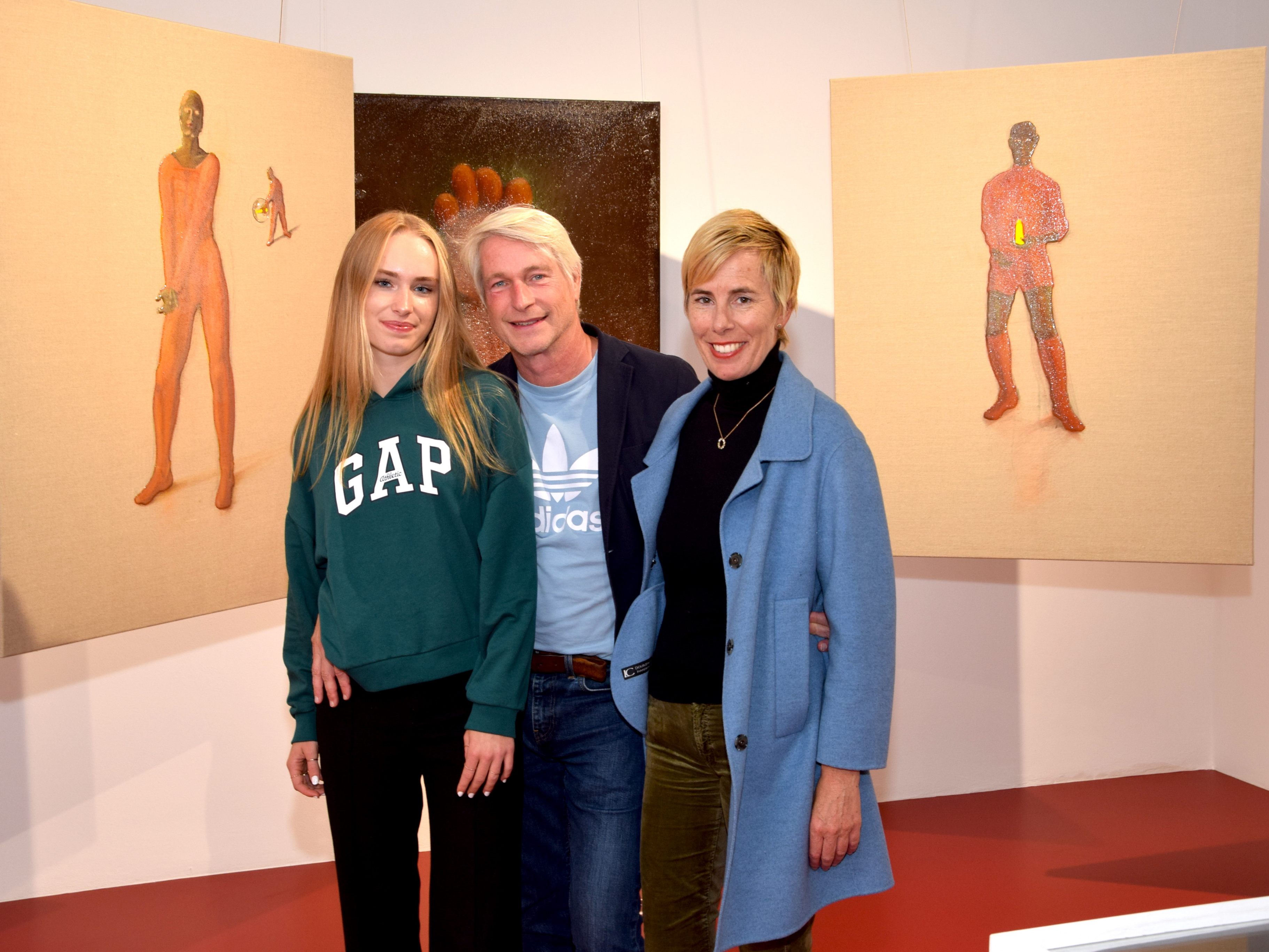 Künstler Marco Spitzar mit Ida (links) und Judith Fink in seiner Ausstellung in der Kellergalerie kukuphi in der Werdenbergerstraße 24 - 26 in Bludenz Künstler Marco Spitzar mit Ida (links) und Judith Fink in seiner Ausstellung in der Kellergalerie kukuphi in der Werdenbergerstraße 24 - 26 in Bludenz