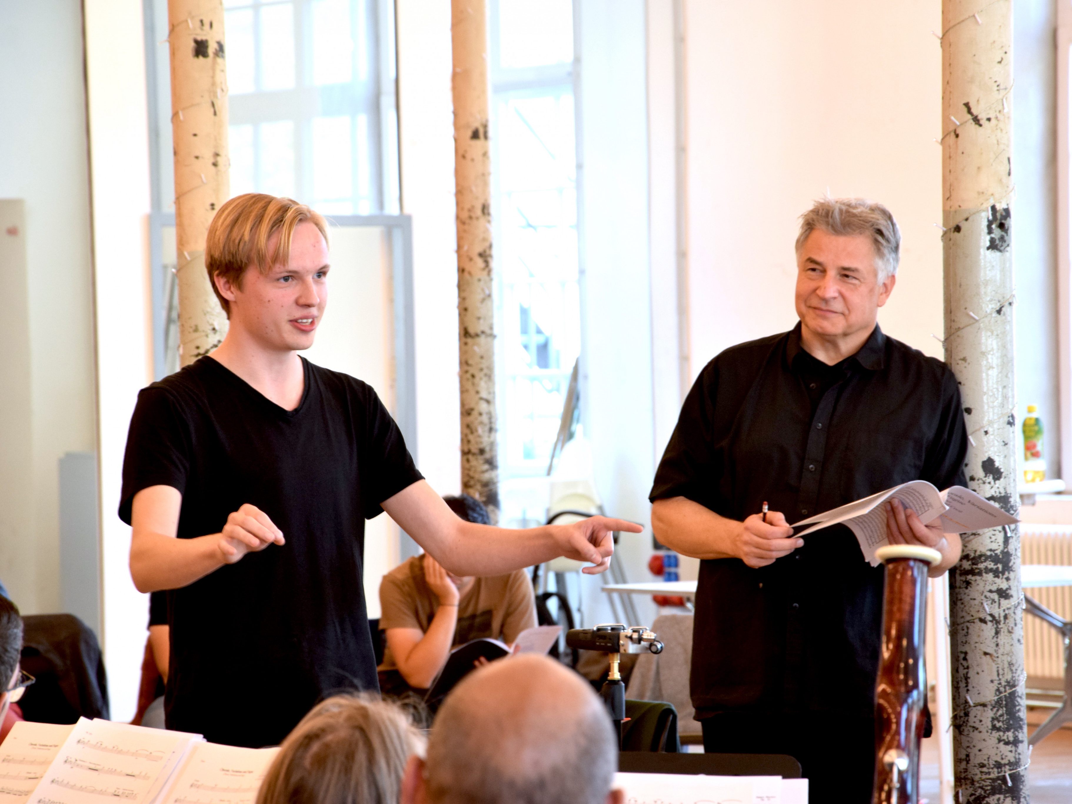 Masterclass in der Klarenbrunnfabrik in Bludenz: Philipp Bargehr (links) und Chorexperte Bernhard Sieberer. Masterclass in der Klarenbrunnfabrik in Bludenz: Philipp Bargehr (links) und Chorexperte Bernhard Sieberer.