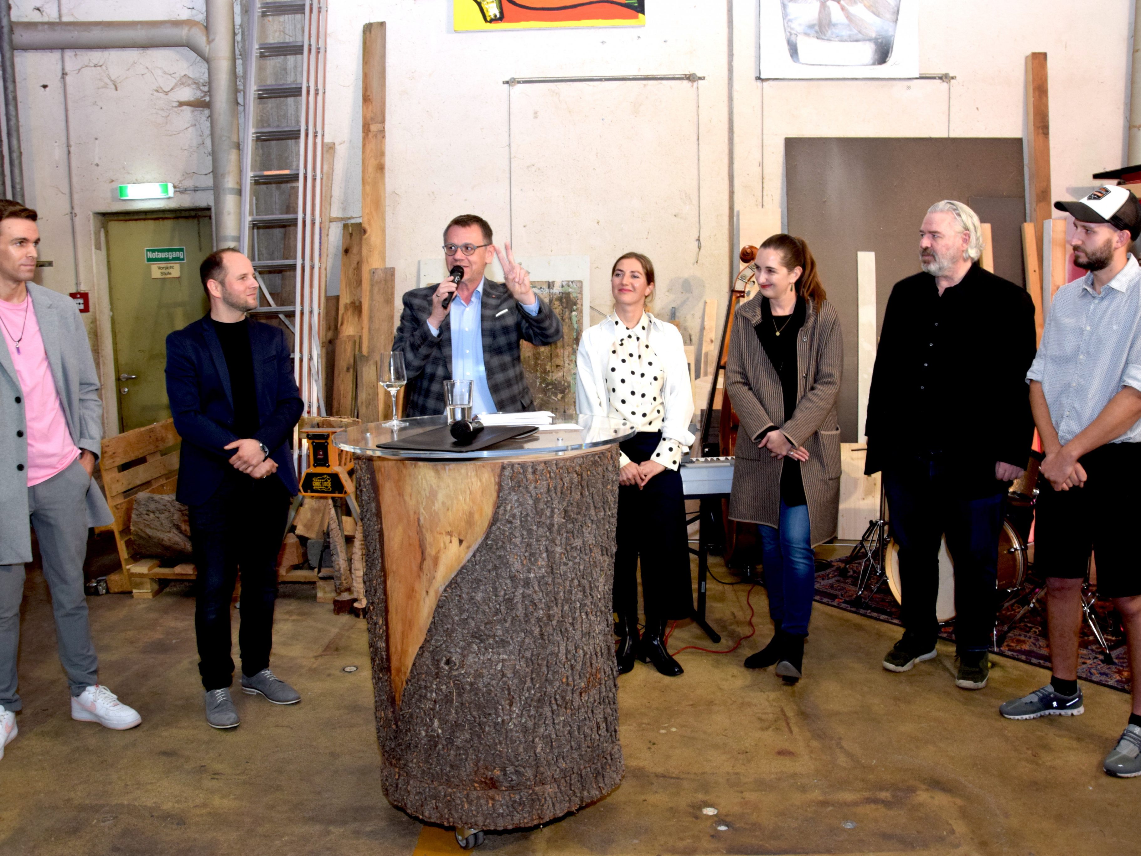 Exklusive Vernissage bei der autumn art lounge im Studio CLE in Meiningen: V. l. n. r.: Fabian Moritsch, Stefan Finžgar, Vernissage-Moderator LAbg. Christoph Thoma,  Christine Dünser, Anna Waibel, Alexander Waltner und Clemens Walser.