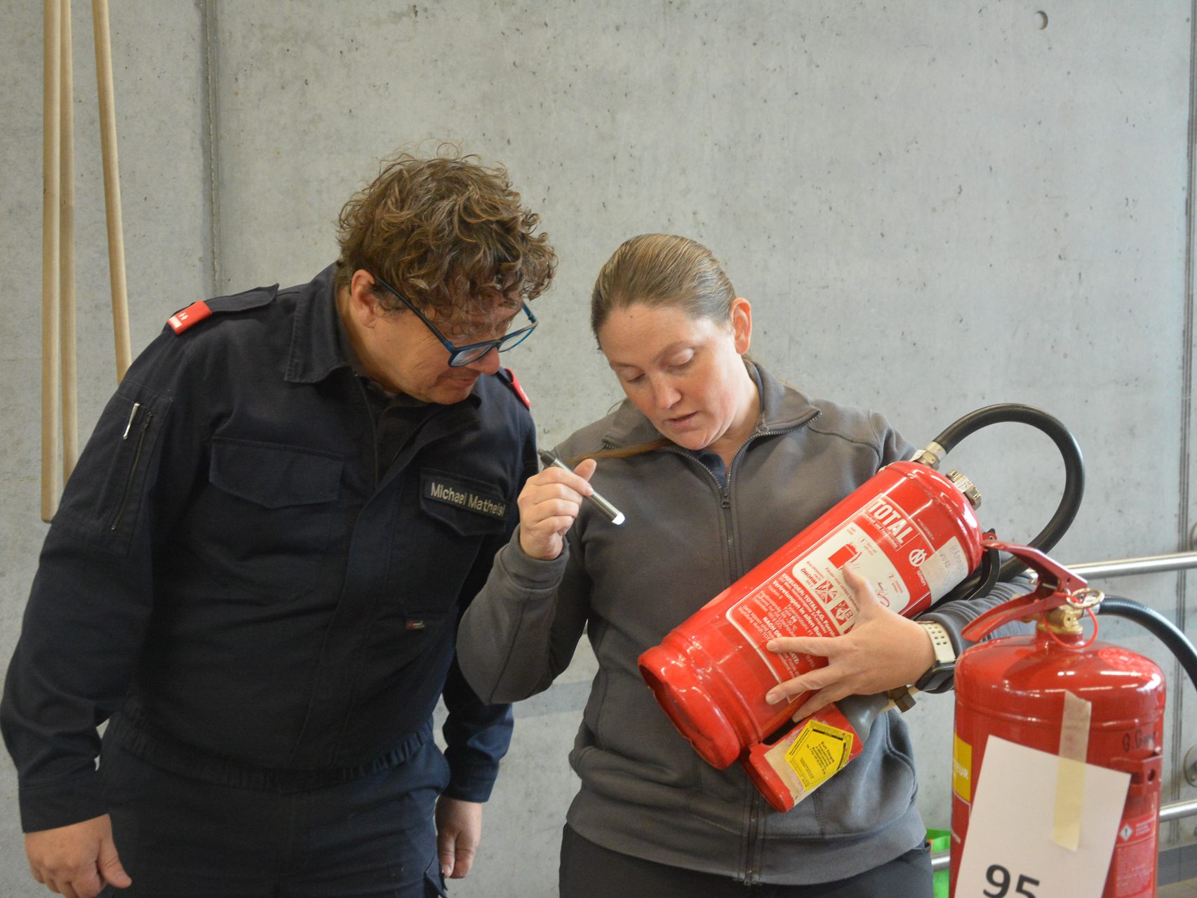 Vergangenen Samstag fand im Feuerwehrhaus Lustenau die Überprüfung der hauseigenen Feuerlöscher statt. Vergangenen Samstag fand im Feuerwehrhaus Lustenau die Überprüfung der hauseigenen Feuerlöscher statt.