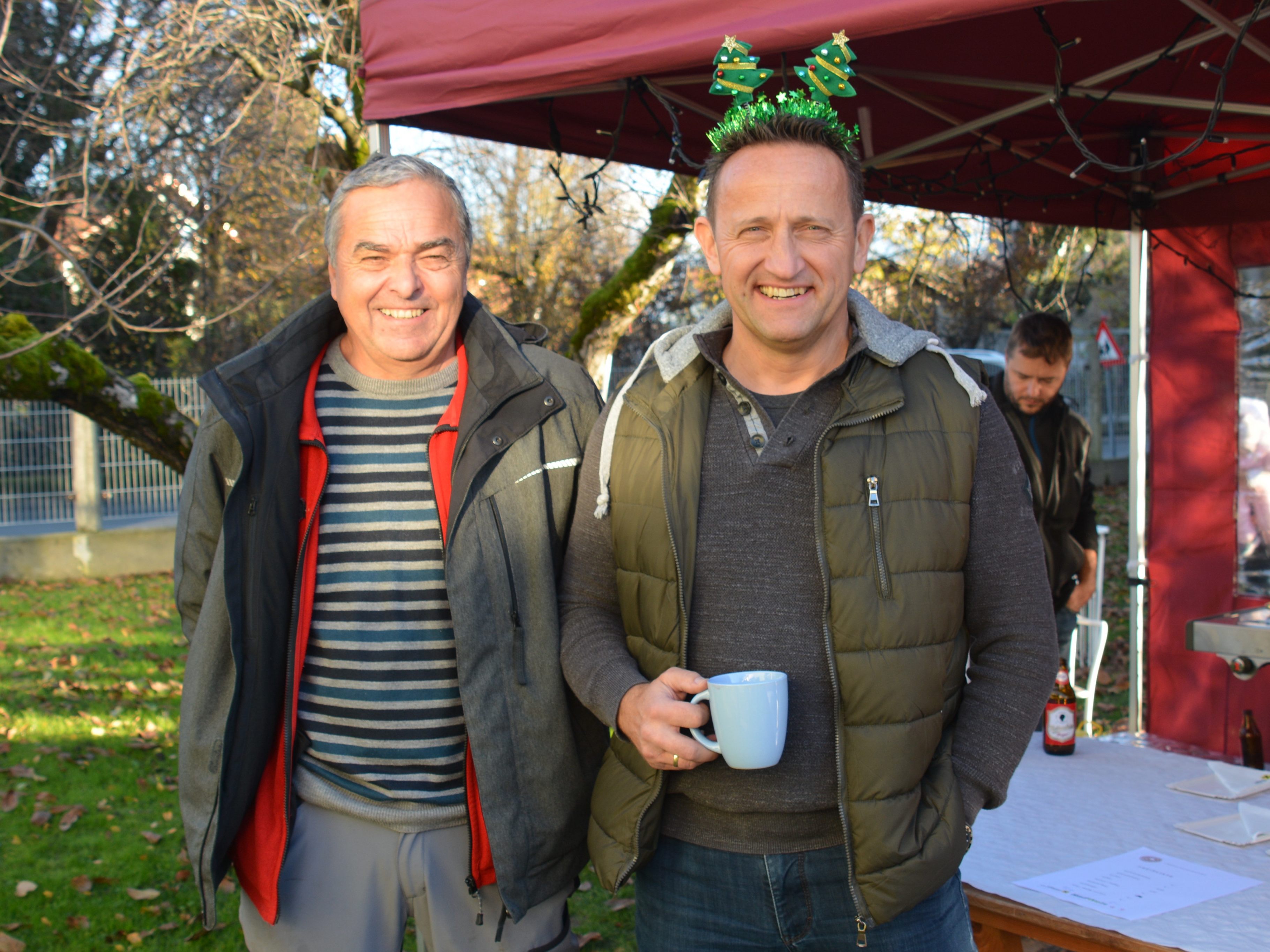 Oswin Längle und Ralf Burtscher freuen sich über den Erfolg des 1. BSC-Adventmarktes