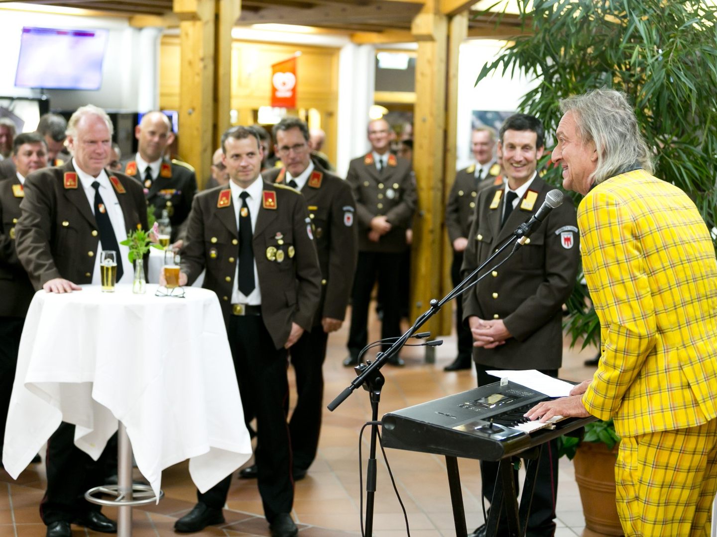 Markus Linder gab humorvolle Feuerwehr-Songs zum Besten. Markus Linder gab humorvolle Feuerwehr-Songs zum Besten.