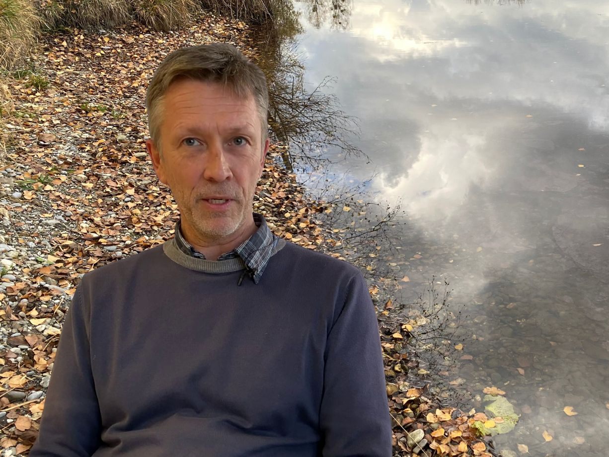 Gerhard Hutter erklärt, warum das Bruggerloch rot verfärbt wurde. Gerhard Hutter erklärt, warum das Bruggerloch rot verfärbt wurde.