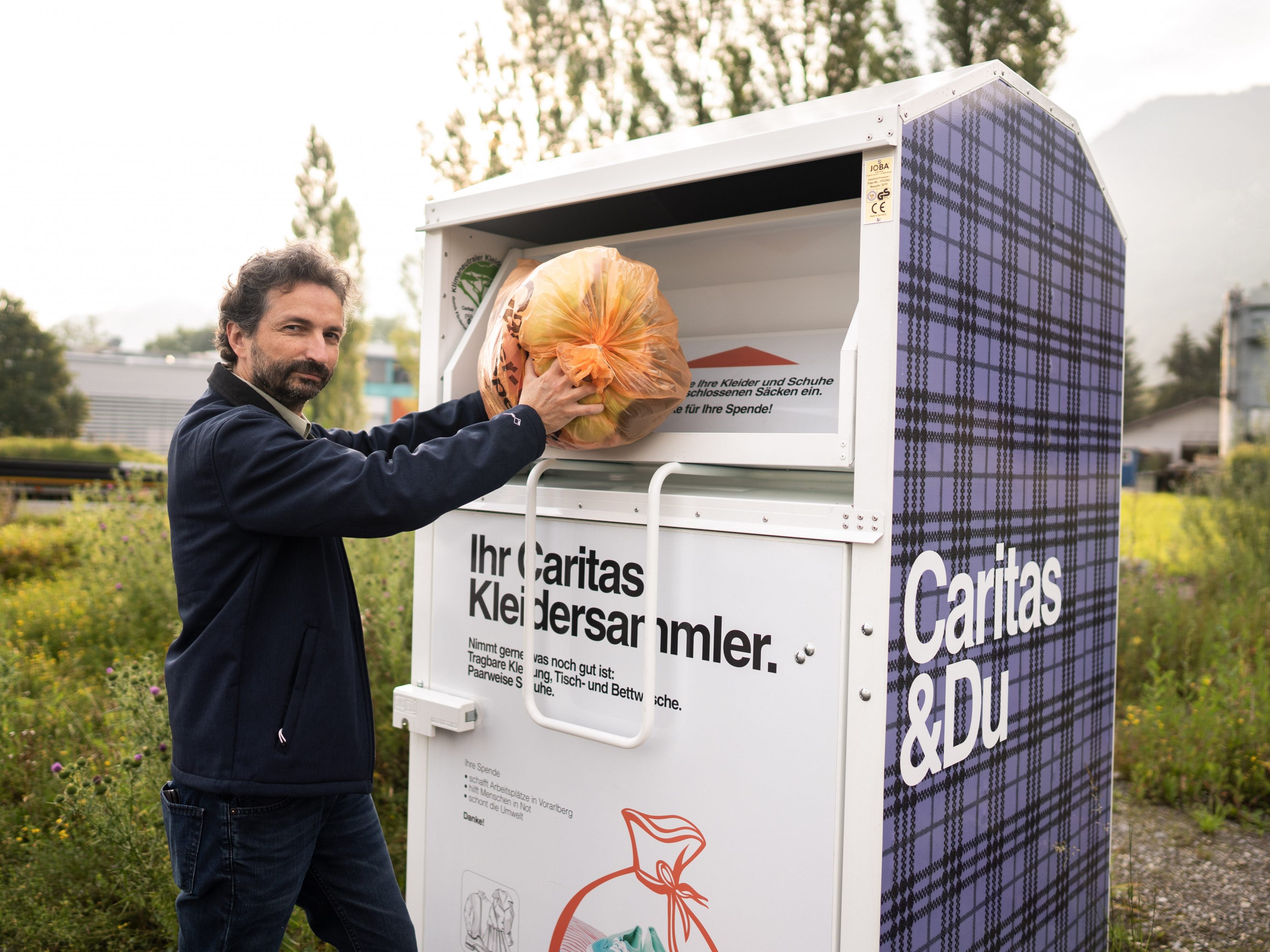 Kleiderspenden machen Hilfe in Notfällen möglich.