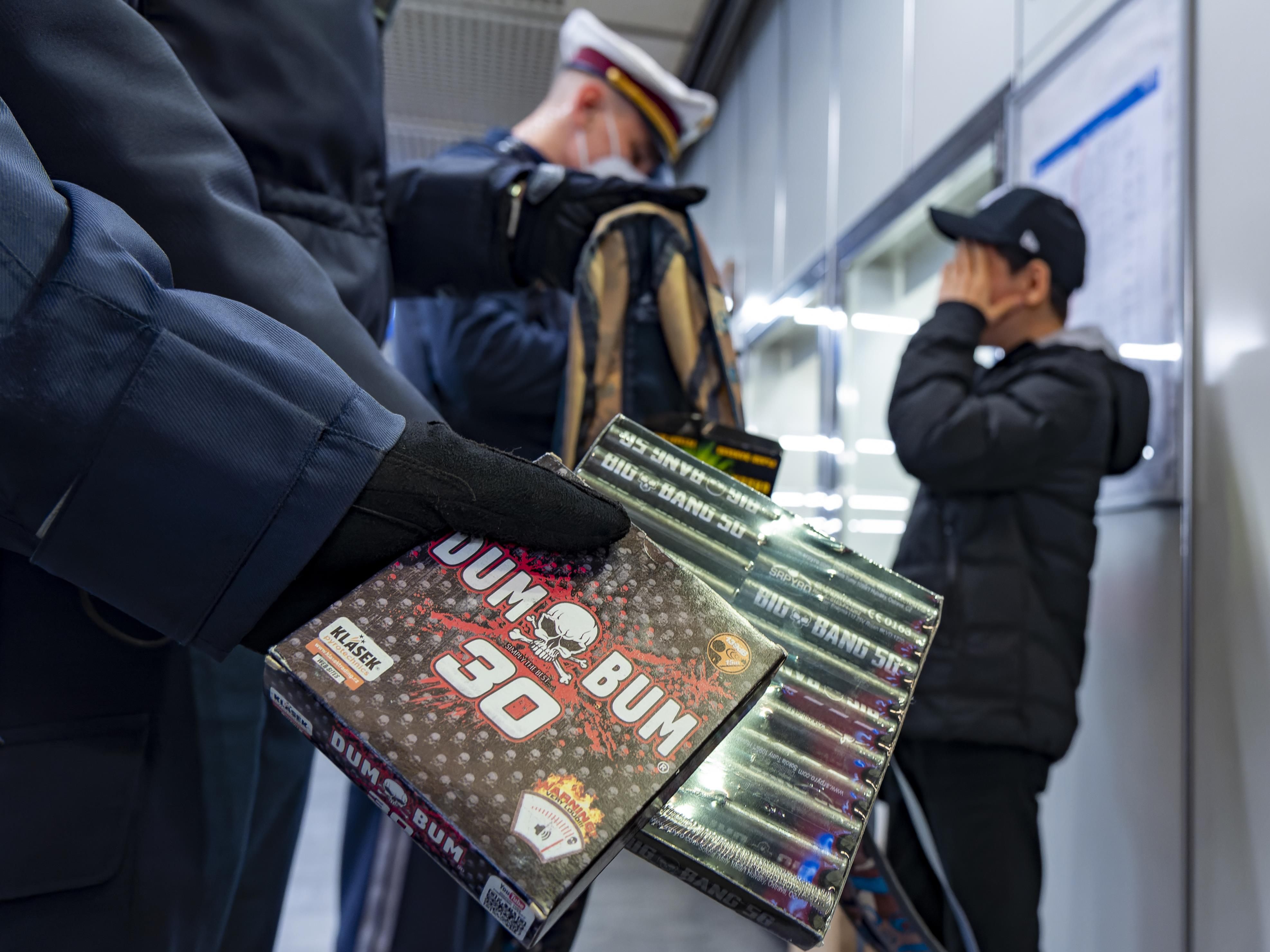 Die Polizei in Wien-Floridsdorf wil in einer Schwerpunktaktion illegale Verwendung von Pyrotechnik im November und Dezember 2022 zuvorkommen. Die Polizei in Wien-Floridsdorf wil in einer Schwerpunktaktion illegale Verwendung von Pyrotechnik im November und Dezember 2022 zuvorkommen.