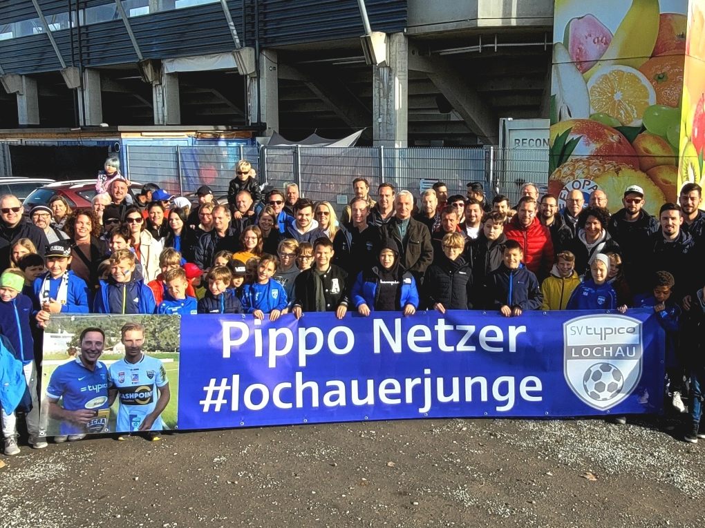 Die SV-typico-Lochau-Familie überbrachte Philipp Netzer in der CASHPOINT-Arena in Altach bei der offiziellen Verabschiedung mit einem Transparent für „Pippo Netzer #lochauerjunge“ den Dank und die Anerkennung seines Heimatvereins. Die SV-typico-Lochau-Familie überbrachte Philipp Netzer in der CASHPOINT-Arena in Altach bei der offiziellen Verabschiedung mit einem Transparent für „Pippo Netzer #lochauerjunge“ den Dank und die Anerkennung seines Heimatvereins.