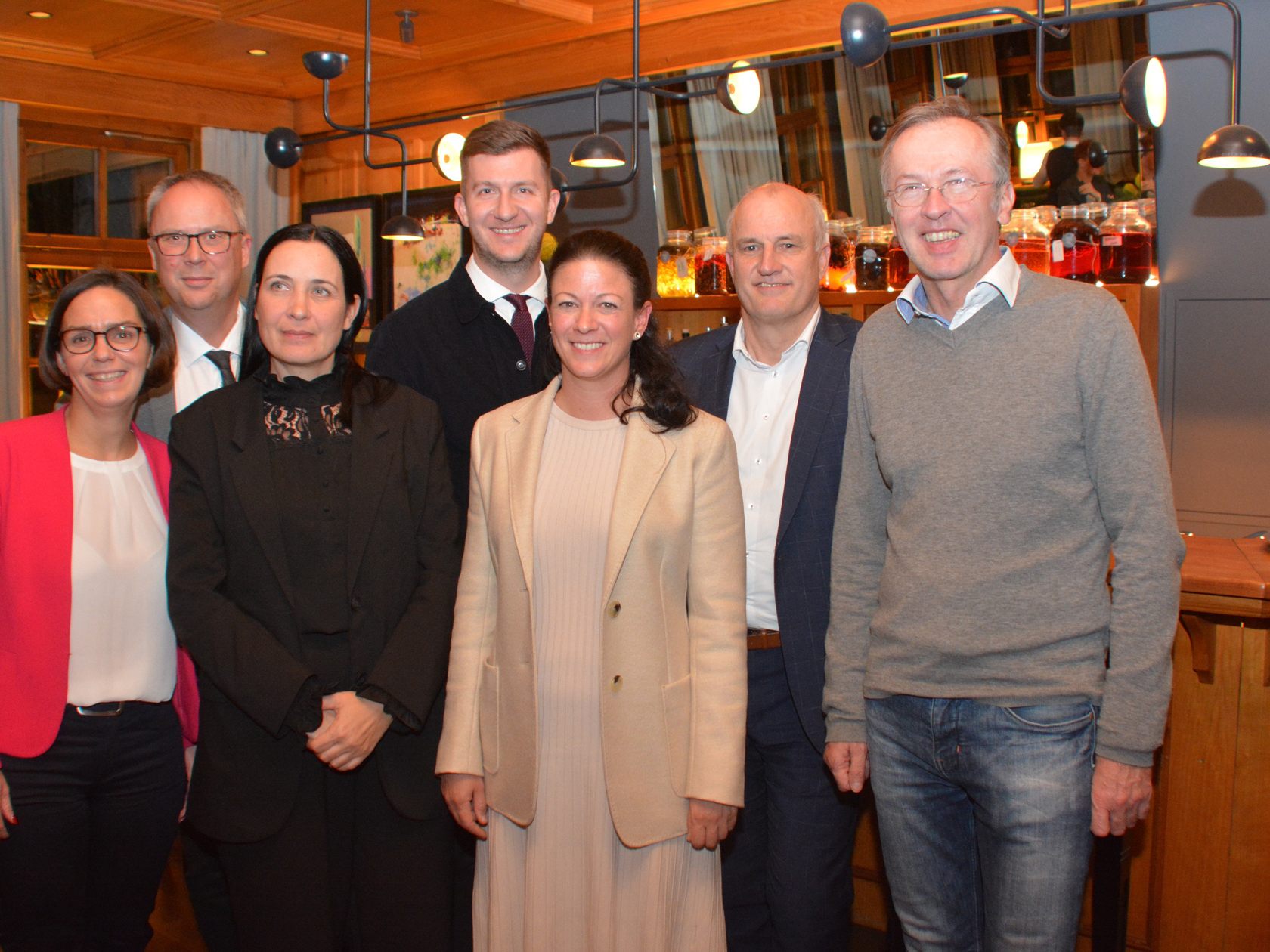 Mag. Ulrike Rauch-Keschmann (Tourismusministerium), Direktorenverbandsbbmann Mag. Jürgen Kürner, Kathrin Leitner (Tourismusschulen Bludenz), Hotelier Peter Fetz, GASCHT-Direktorin Nicole Okhowat-Lehner, Andreas Kappaurer (Bildungsdirektion), Mario Hammerer (Bezauer Wirtschaftsschulen). Mag. Ulrike Rauch-Keschmann (Tourismusministerium), Direktorenverbandsbbmann Mag. Jürgen Kürner, Kathrin Leitner (Tourismusschulen Bludenz), Hotelier Peter Fetz, GASCHT-Direktorin Nicole Okhowat-Lehner, Andreas Kappaurer (Bildungsdirektion), Mario Hammerer (Bezauer Wirtschaftsschulen).