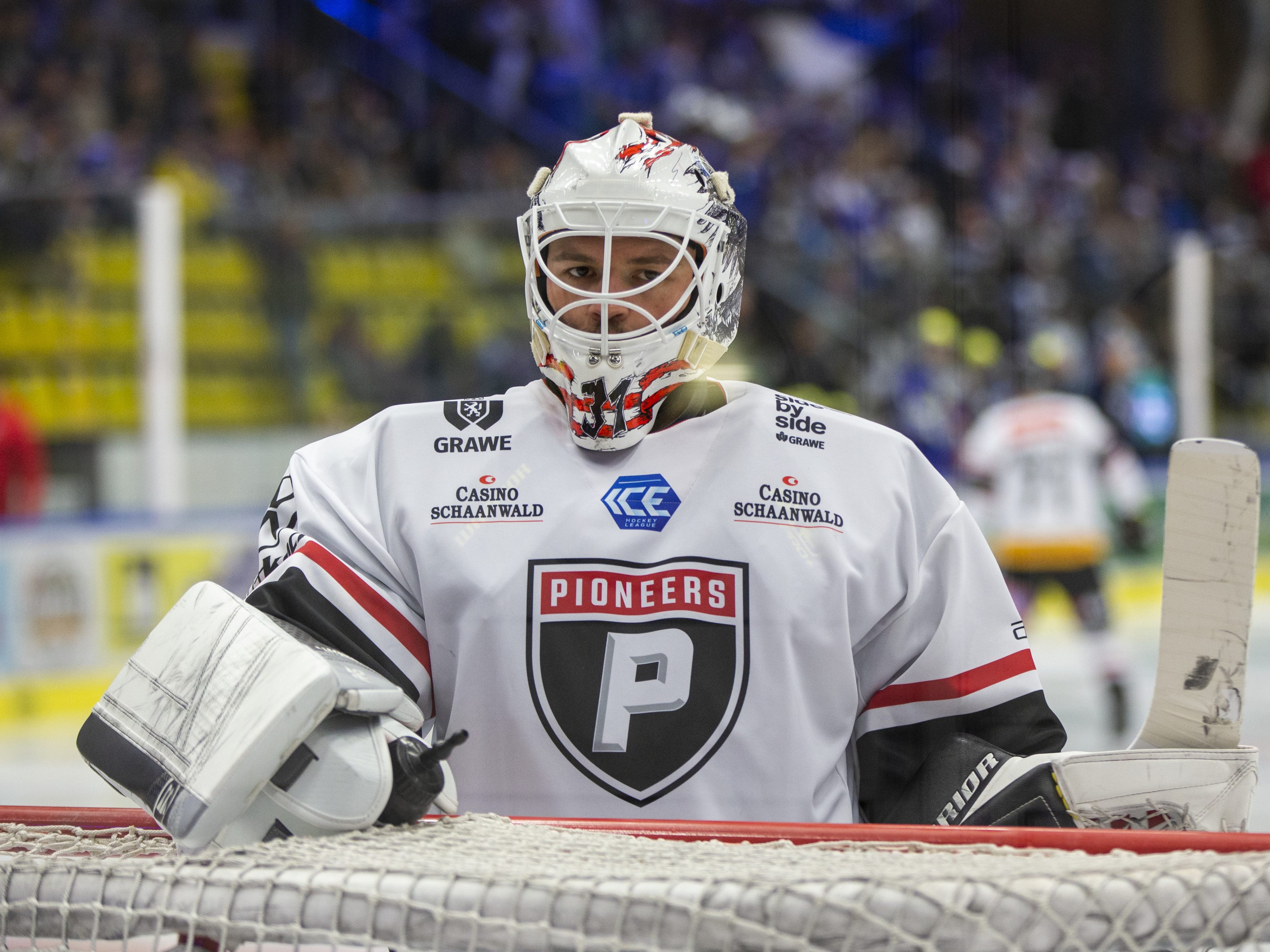 David Madlener musste den Puck heute sehr oft aus dem eigenen Tor holen.