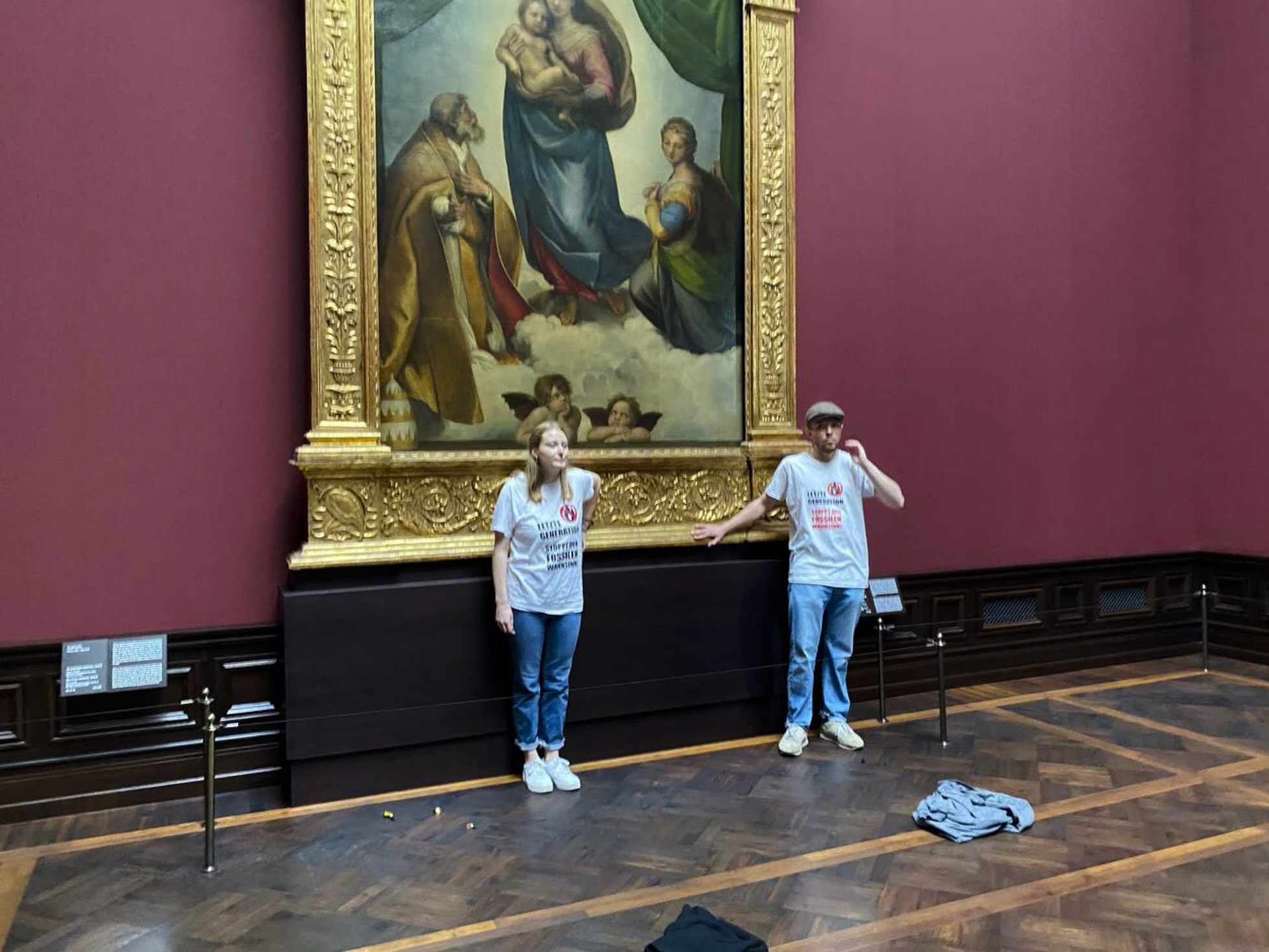 Klimaaktivisten klebten sich am Rahmen eines Gemäldes in einem Museum in Dresden in Deutschland fest. Klimaaktivisten klebten sich am Rahmen eines Gemäldes in einem Museum in Dresden in Deutschland fest.