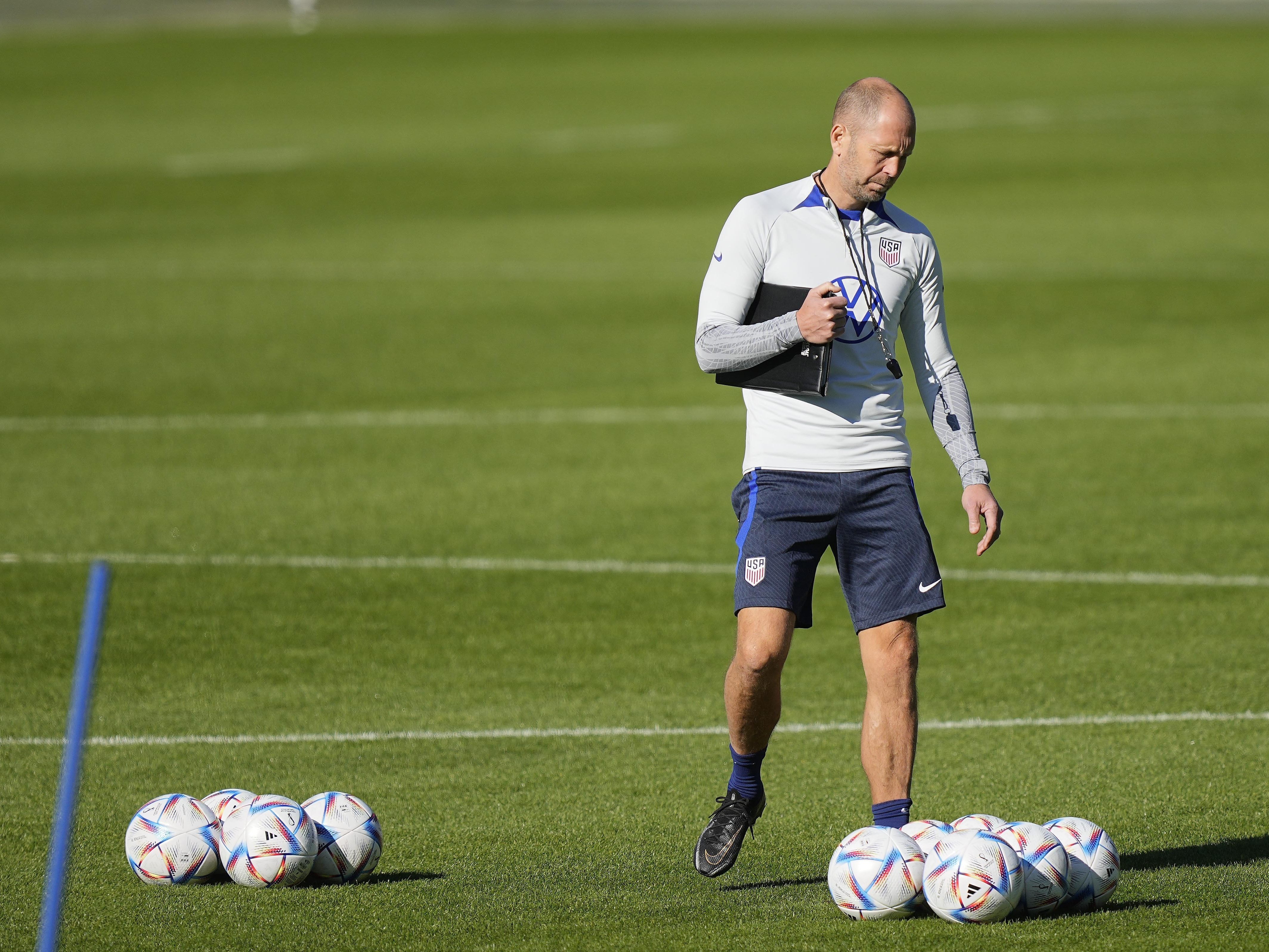 Die USA (im Bild Teamchef Gregg Berhalter) bekommen es bei der Fußball-WM 2022 in Katar unter anderem mit England zu tun. Die USA (im Bild Teamchef Gregg Berhalter) bekommen es bei der Fußball-WM 2022 in Katar unter anderem mit England zu tun.