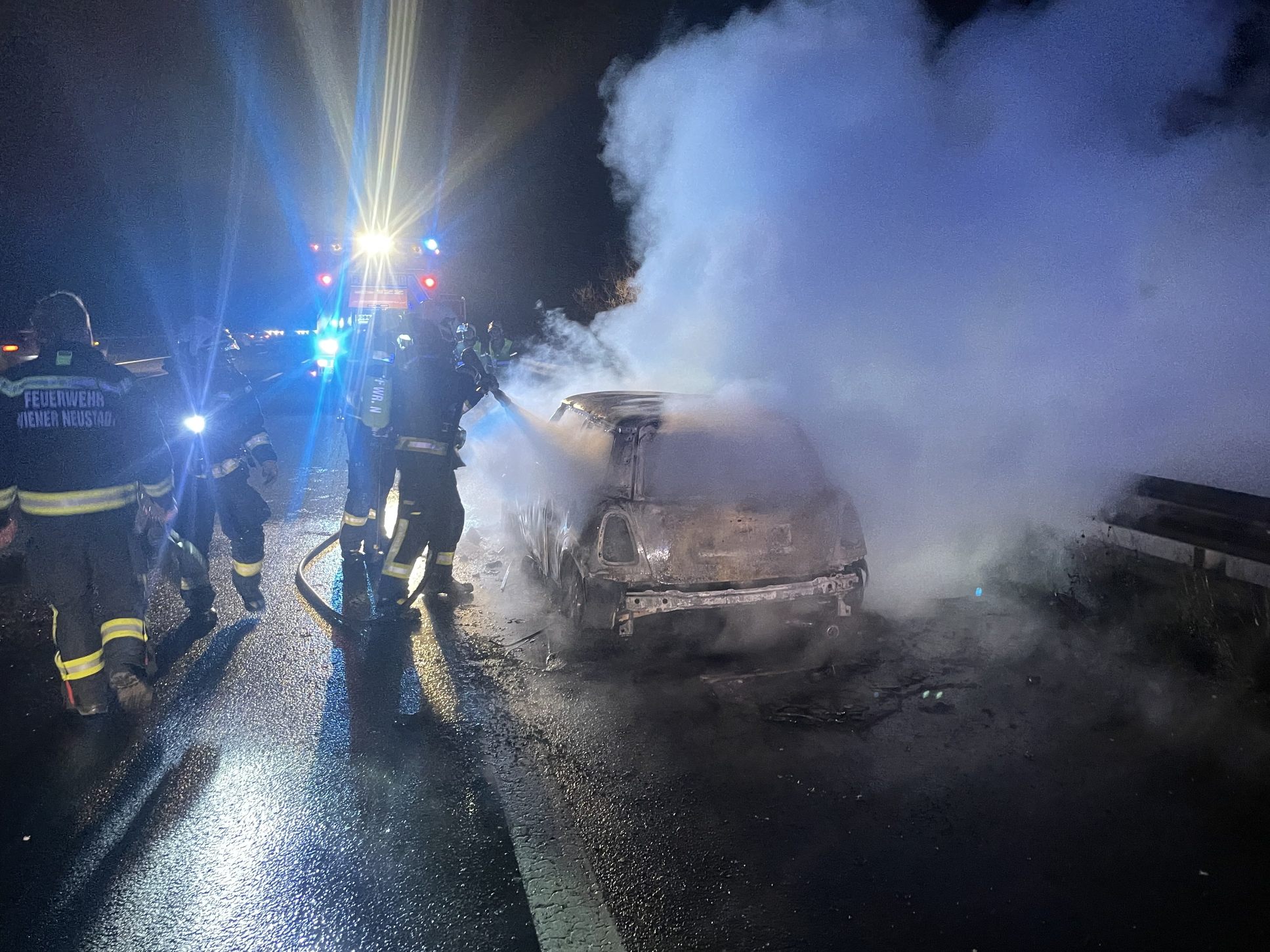 Die Freiwillige Feuerwehr Wiener Neustadt rückte zu einem in Vollbrand stehenden Mini Cooper auf der Südautobahn aus. Die Freiwillige Feuerwehr Wiener Neustadt rückte zu einem in Vollbrand stehenden Mini Cooper auf der Südautobahn aus.
