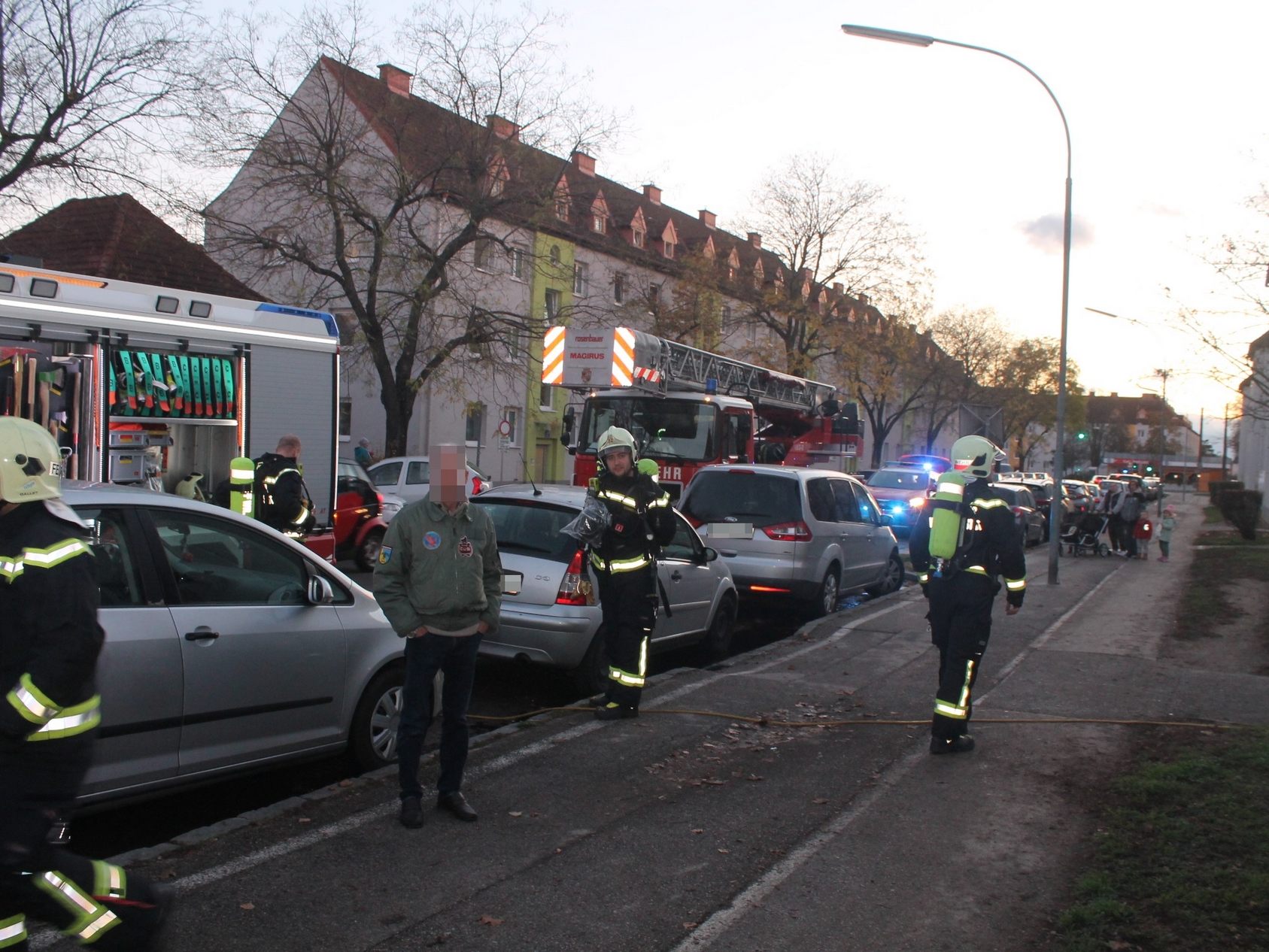 Eine Frau war bei einem Wohunungsbrand in Wiener Neustadt eingeschlossen. Eine Frau war bei einem Wohunungsbrand in Wiener Neustadt eingeschlossen.