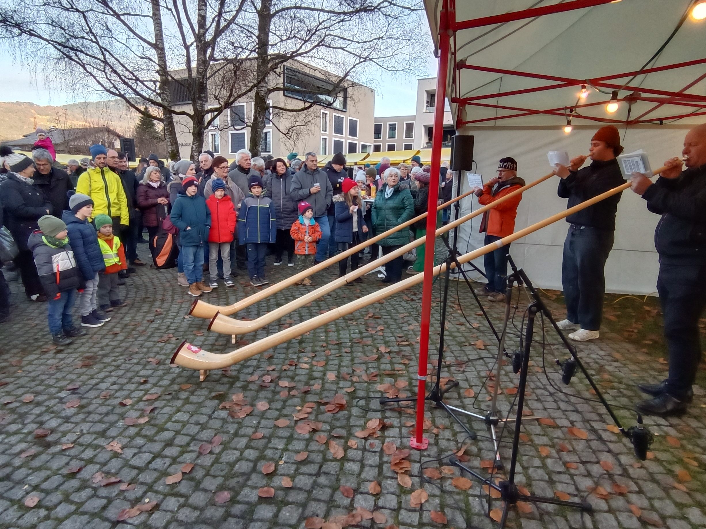 Auch Alphornbläser stimmten in die Adventszeit ein.