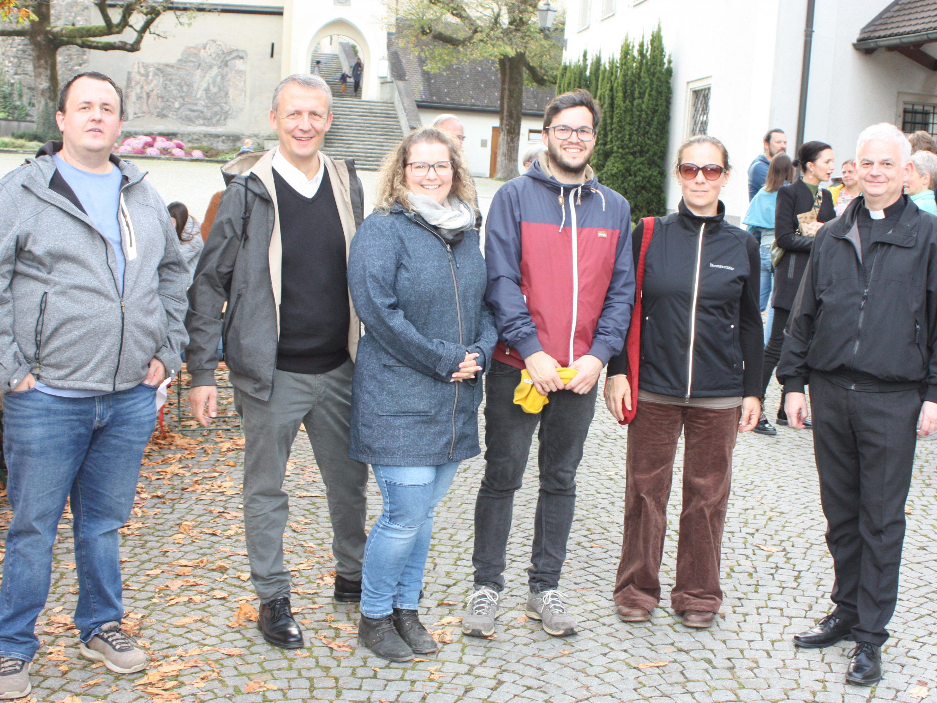Mesnerstüble-Ausschuss: Martin Braun, Martin Salzmann, Anna Wally, Johannes Herburgrer, Nadin Frisenda und Pfarrer Walter Juen.