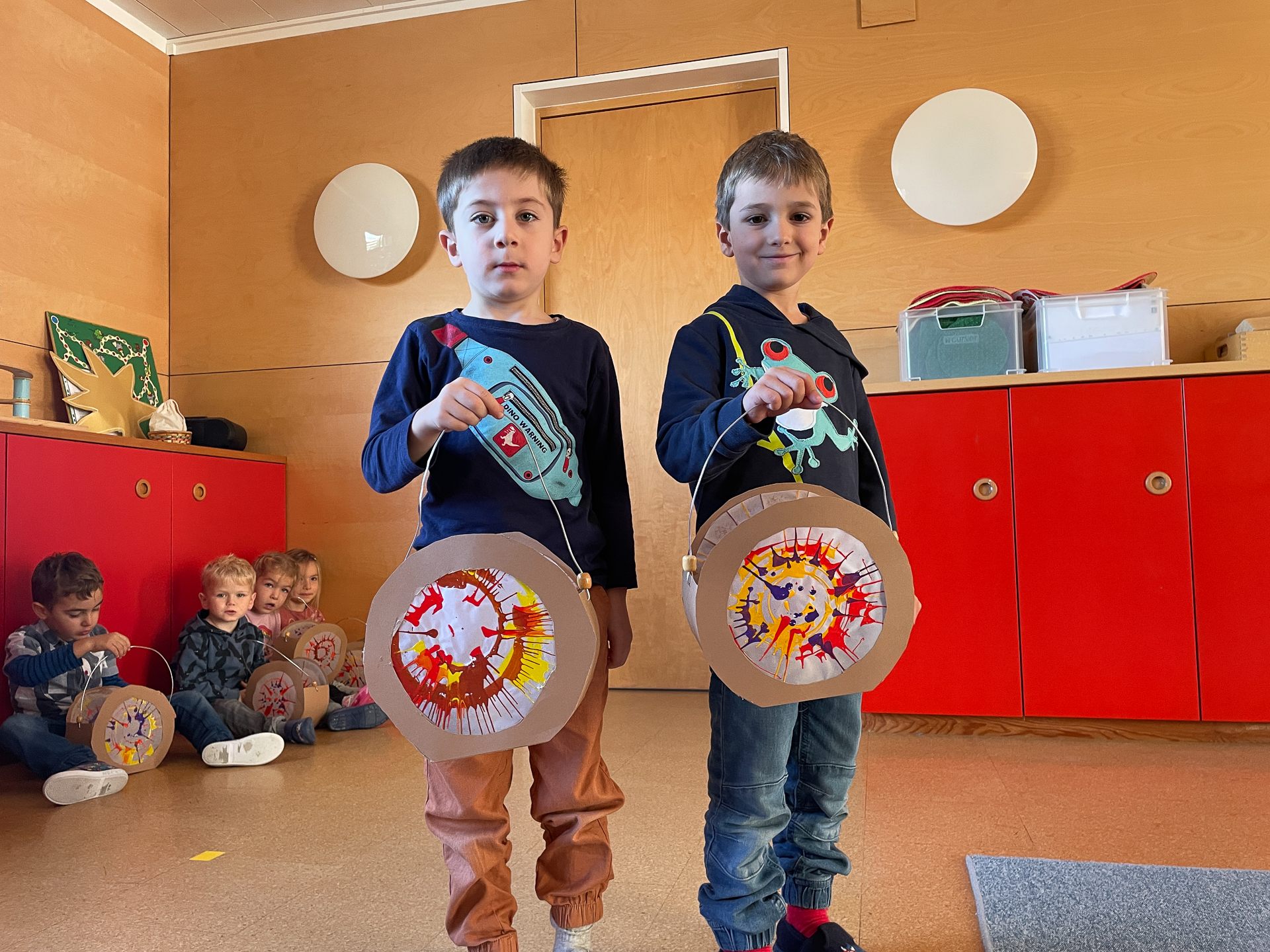 Stolz präsentierten die Kindergartenkinder vom Rotkreuz ihr eigens gebastelte Laterne. Stolz präsentierten die Kindergartenkinder vom Rotkreuz ihr eigens gebastelte Laterne.