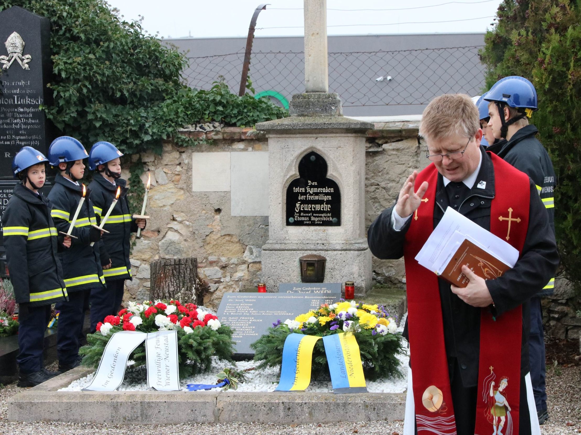 Auch heuer fand der traditionelle Friedhofsgang der Freiwilligen Feuerwehr Wiener Neustadt statt. Auch heuer fand der traditionelle Friedhofsgang der Freiwilligen Feuerwehr Wiener Neustadt statt.